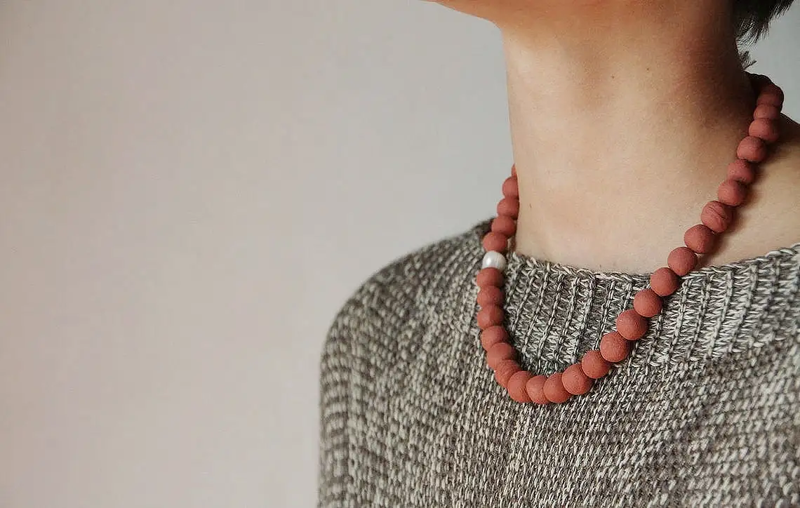 Un clásico - collar de cerámica con una sola perla de agua dulce - Hecho por encargo - Imagen 2