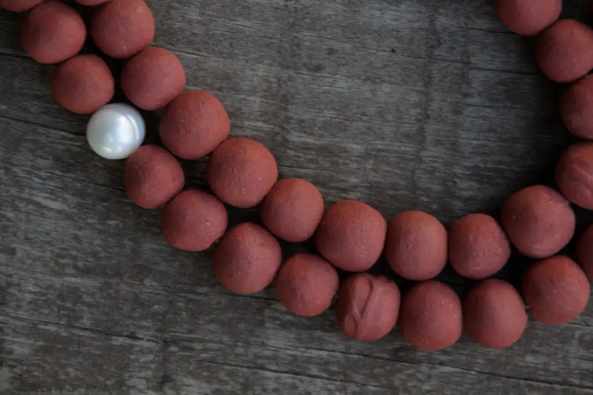 Un clásico - collar de cerámica con una sola perla de agua dulce - Hecho por encargo - Imagen 3