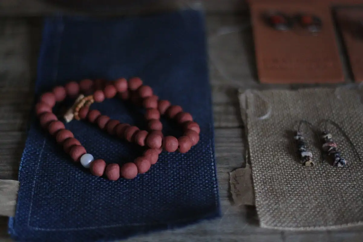 Un clásico - collar de cerámica con una sola perla de agua dulce - Hecho por encargo - Imagen 7