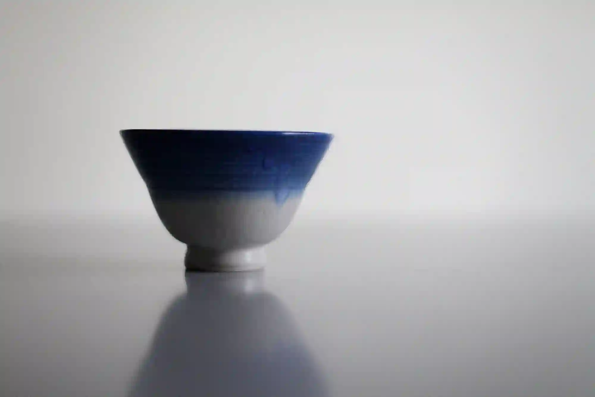 Tazón de té azul y blanco.