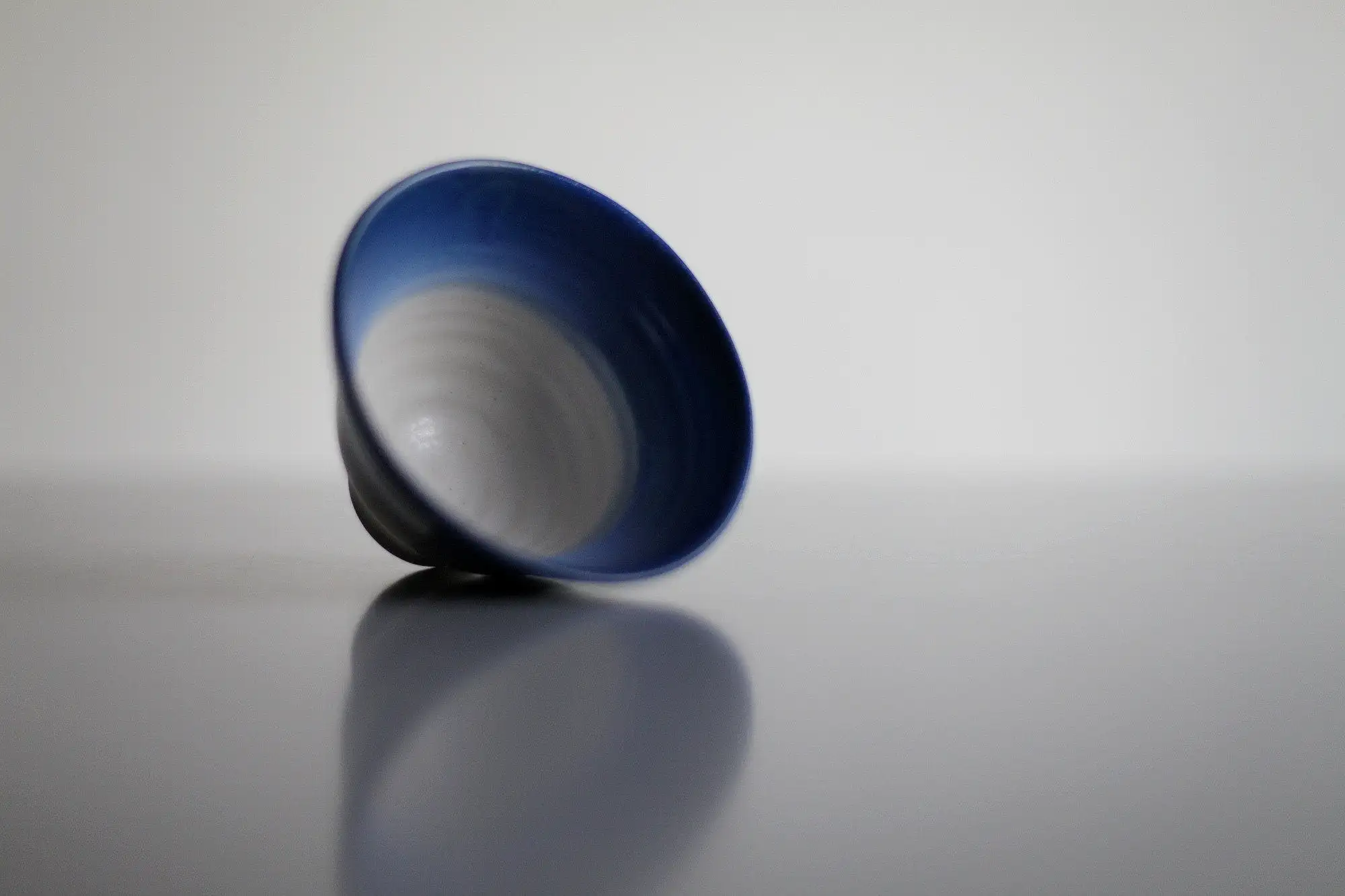 Tazón de té azul y blanco. - Imagen 2