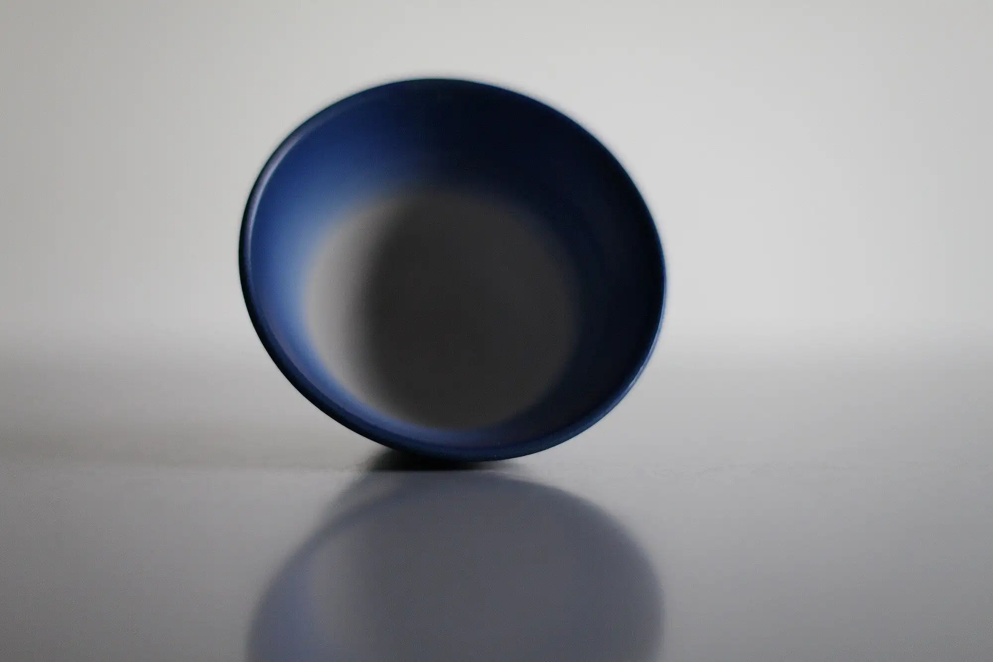 Tazón de té azul y blanco. - Imagen 4