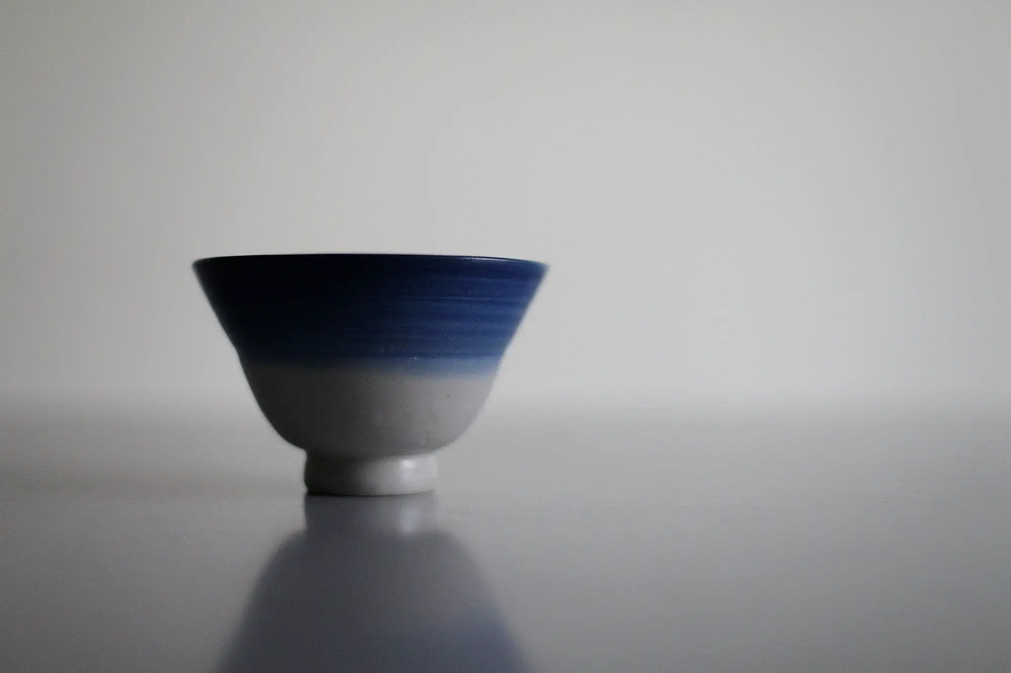 Tazón de té azul y blanco. - Imagen 5