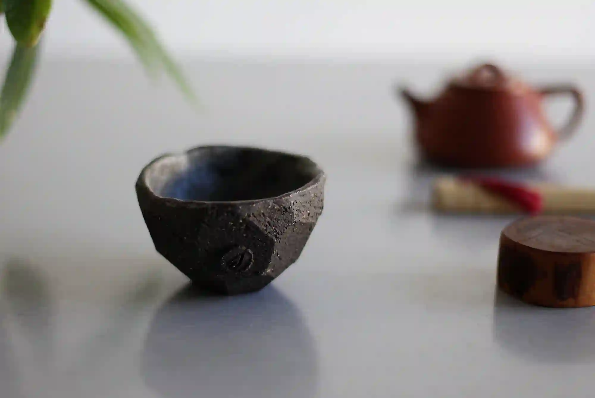 Tazón de té facetado marrón oscuro