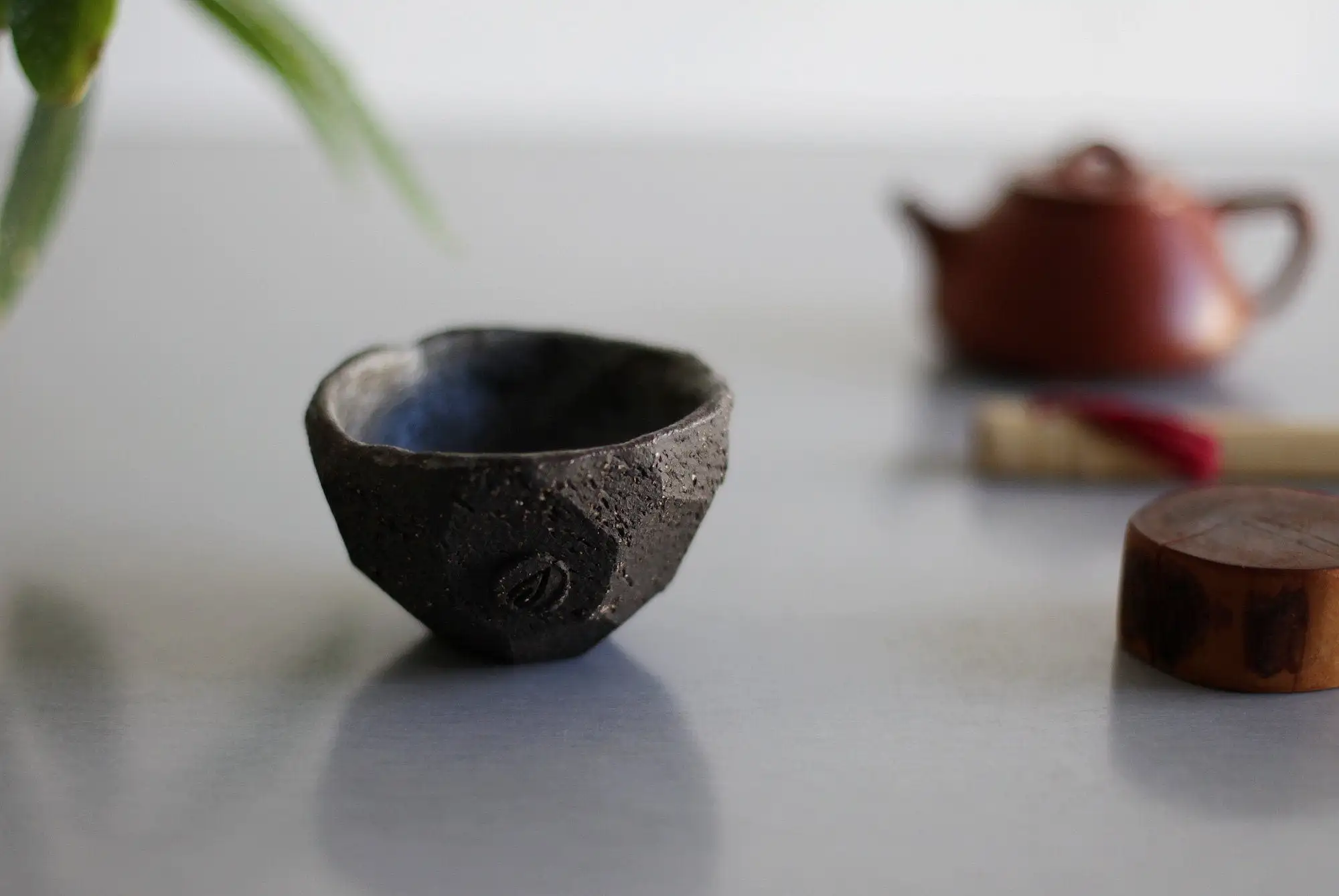 Tazón de té facetado marrón oscuro