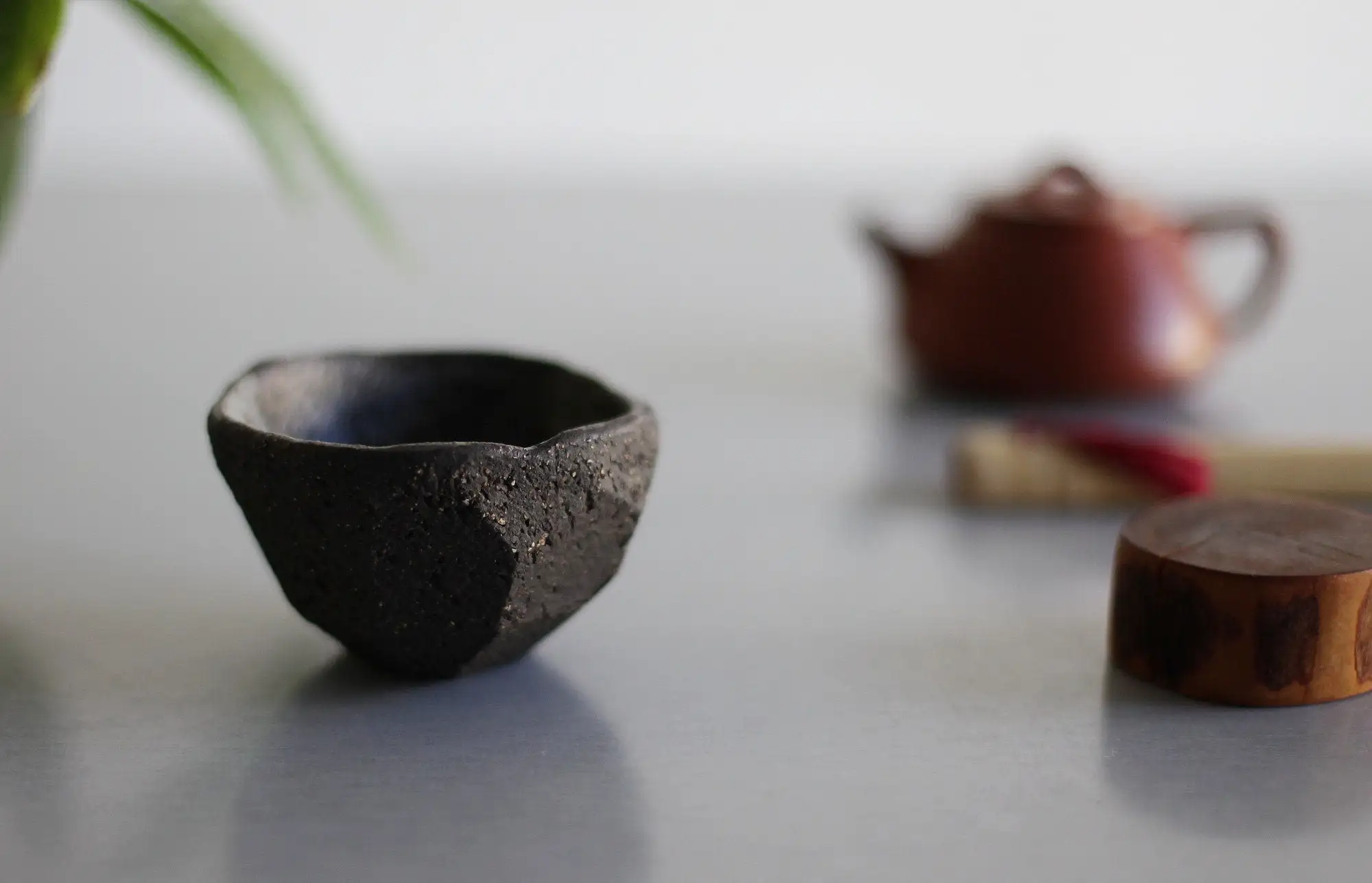 Tazón de té facetado marrón oscuro - Imagen 2