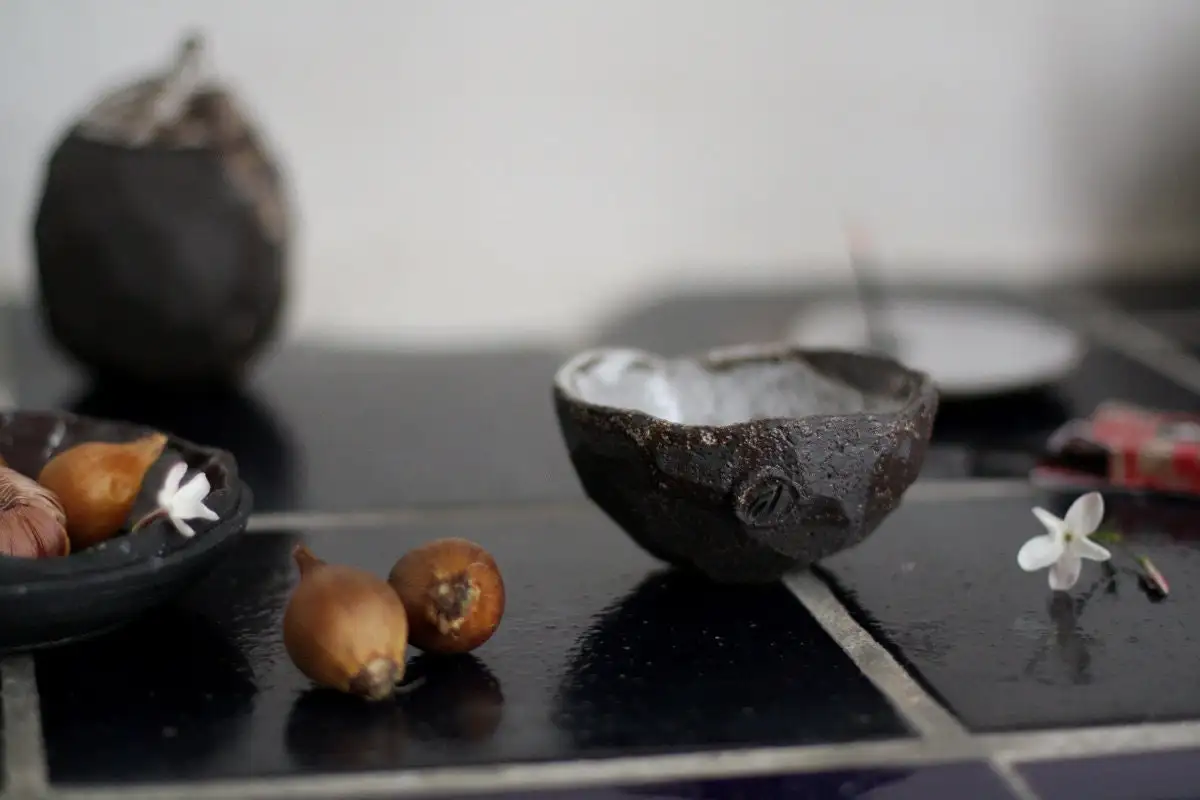 Tazón de té facetado marrón oscuro