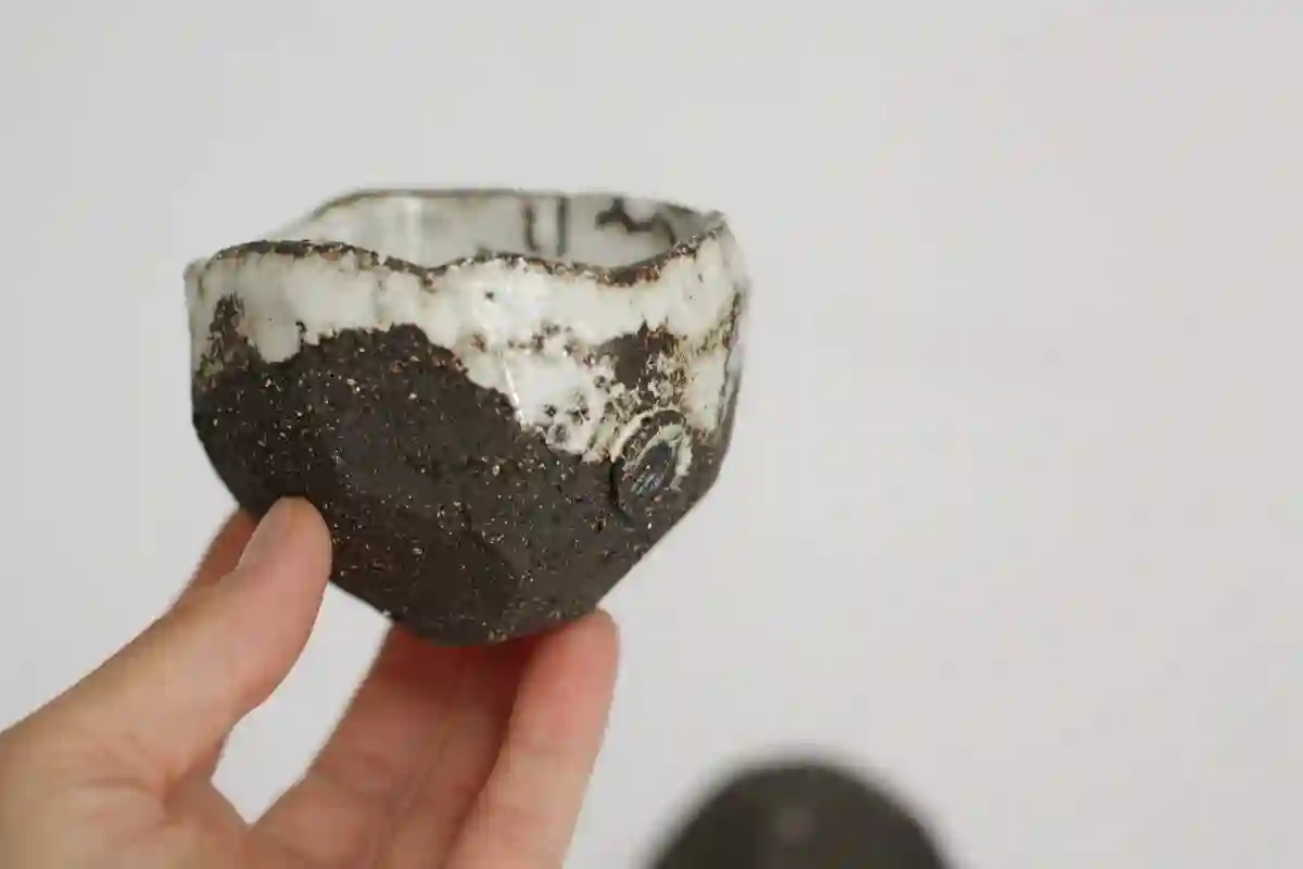 Tazón de té facetado de color marrón oscuro con glaseado de arrastre