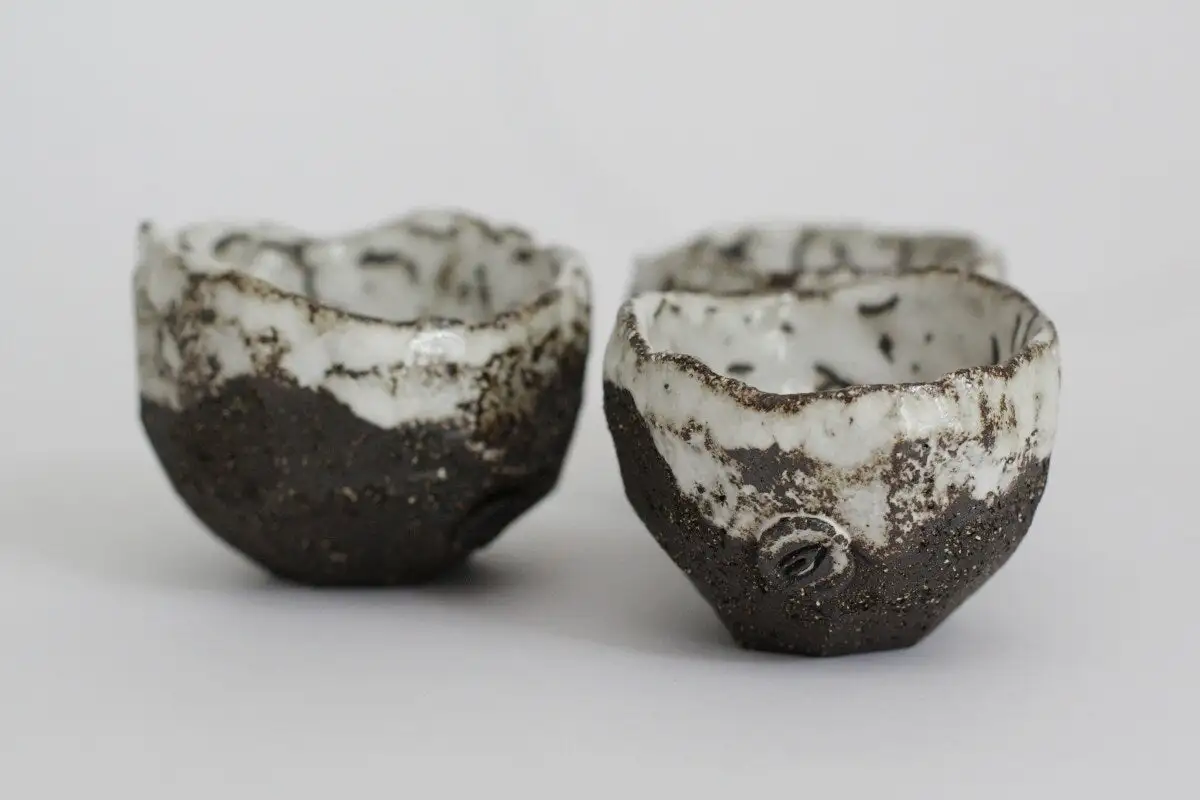 Tazón de té facetado de color marrón oscuro con glaseado de arrastre - Imagen 2