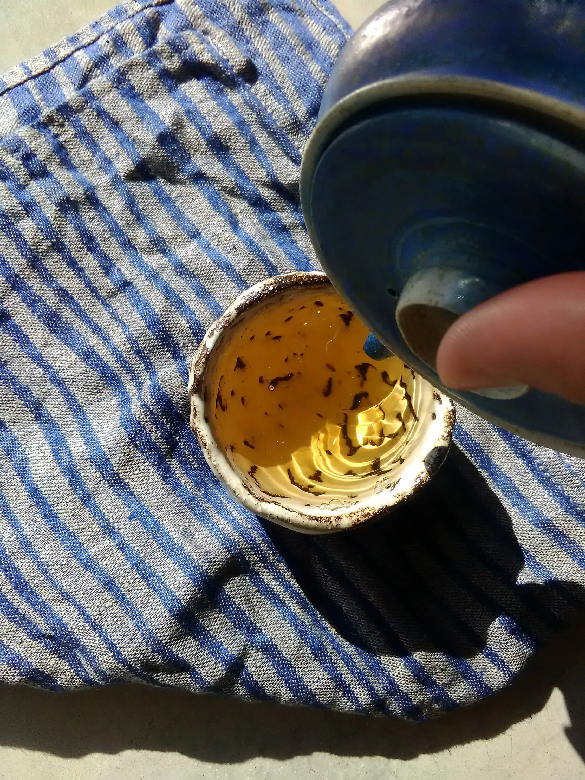 Tazón de té facetado de color marrón oscuro con glaseado de arrastre - Imagen 3