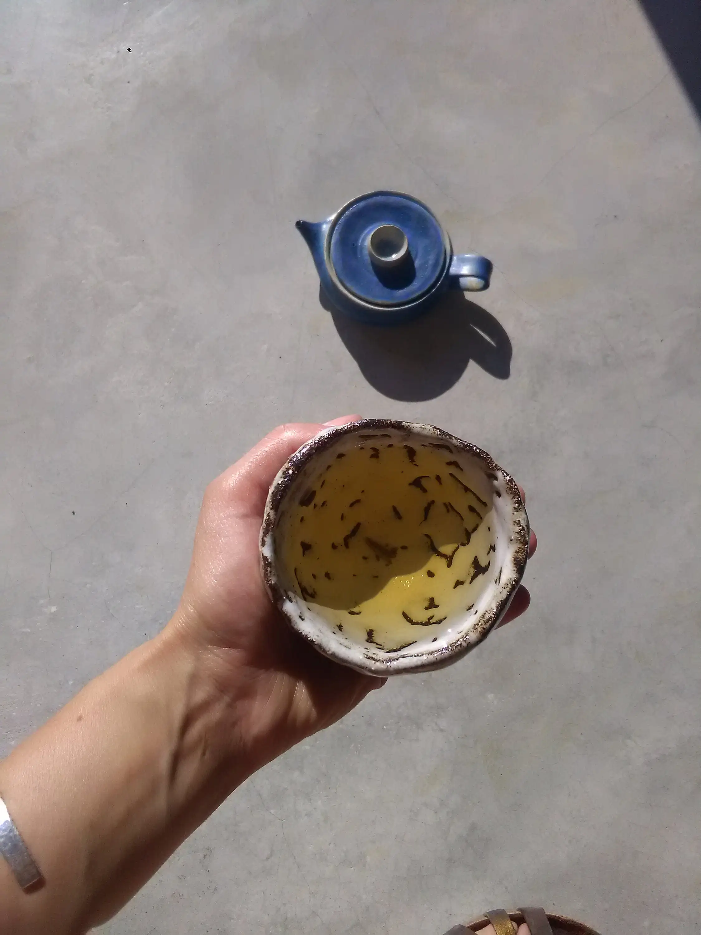 Tazón de té facetado de color marrón oscuro con glaseado de arrastre - Imagen 4