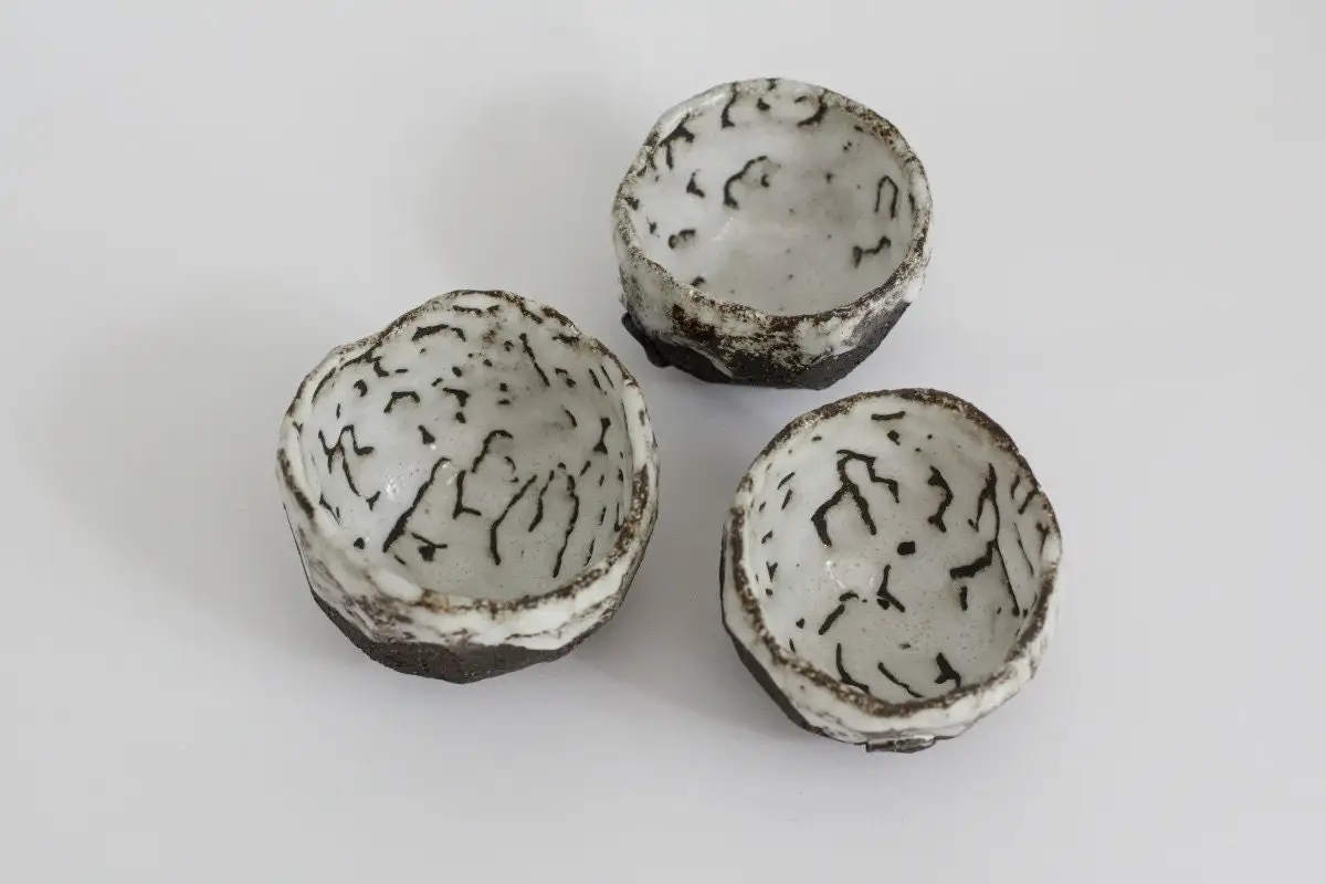 Tazón de té facetado de color marrón oscuro con glaseado de arrastre - Imagen 6