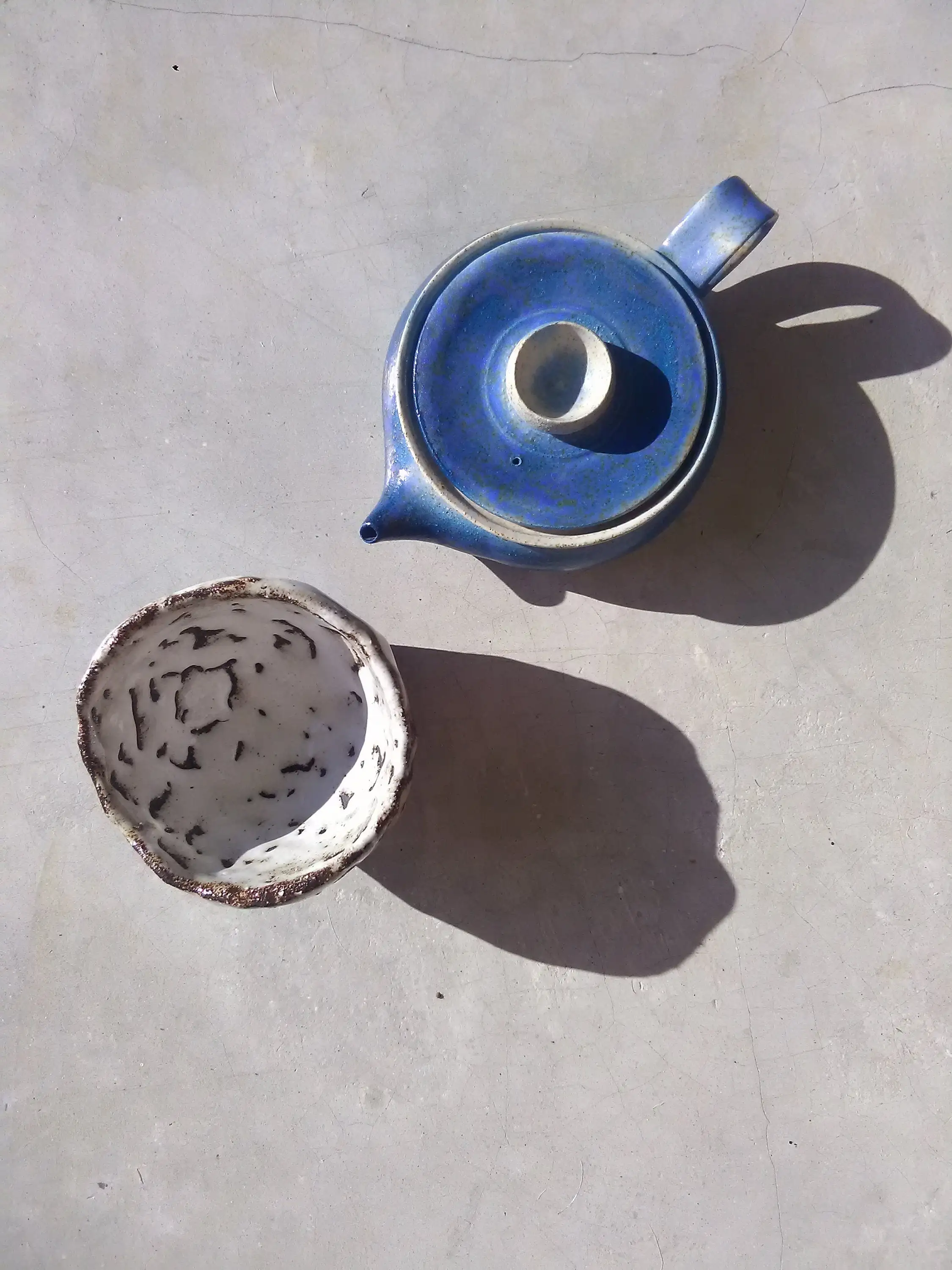 Tazón de té facetado de color marrón oscuro con glaseado de arrastre - Imagen 9