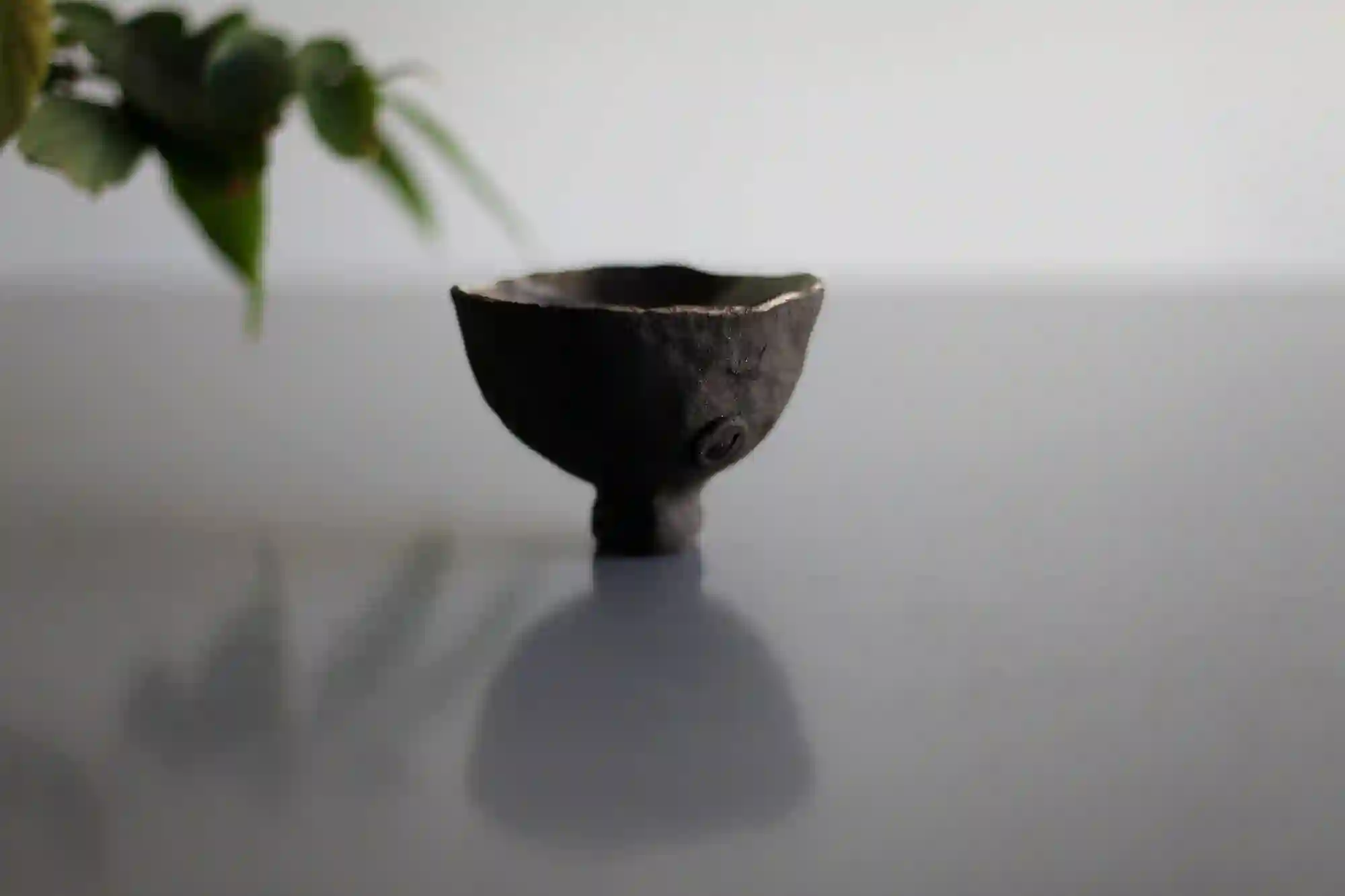 Tazón de té marrón oscuro, copa de vino.