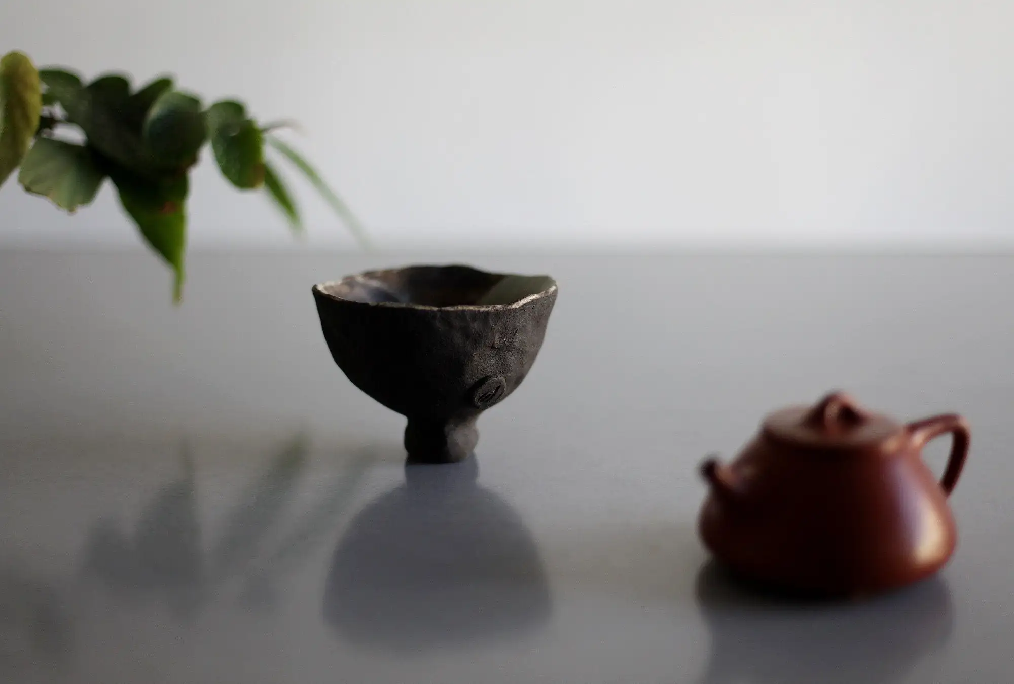 Tazón de té marrón oscuro, copa de vino. - Imagen 2