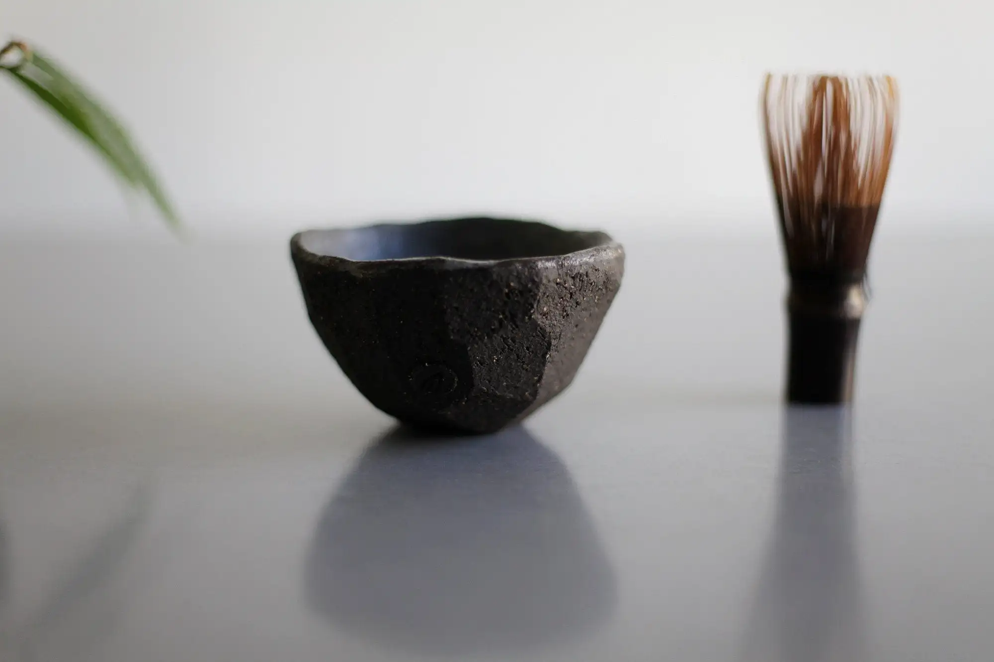 Tazón de té marrón facetado