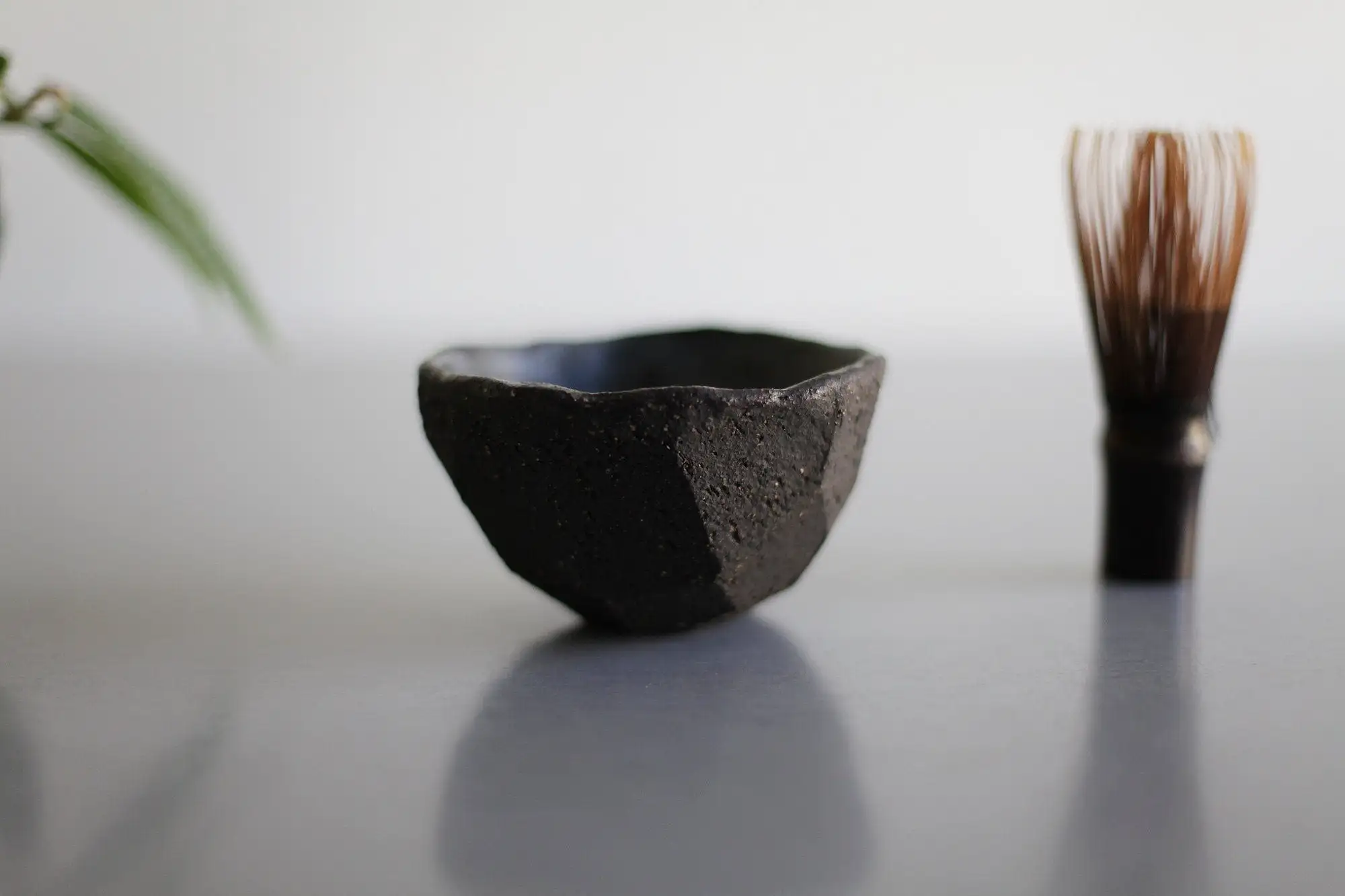 Faceted brown tea bowl - Image 2