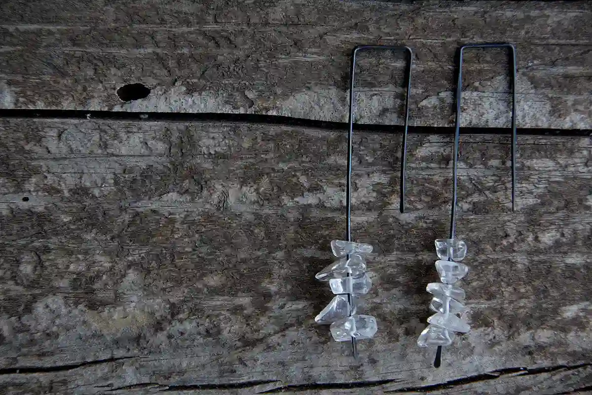Hielo derretido - pendientes colgantes largos de plata de ley oxidada con virutas de cristal de montaña