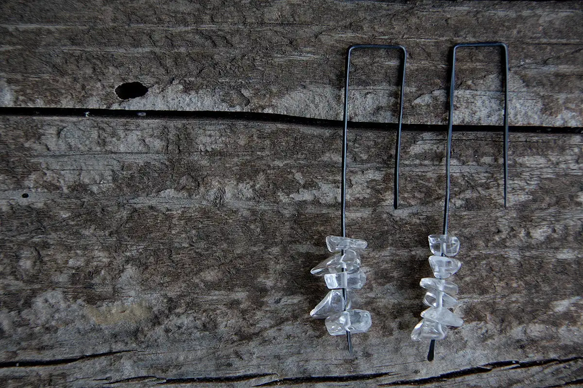 Hielo derretido - pendientes colgantes largos de plata de ley oxidada con virutas de cristal de montaña