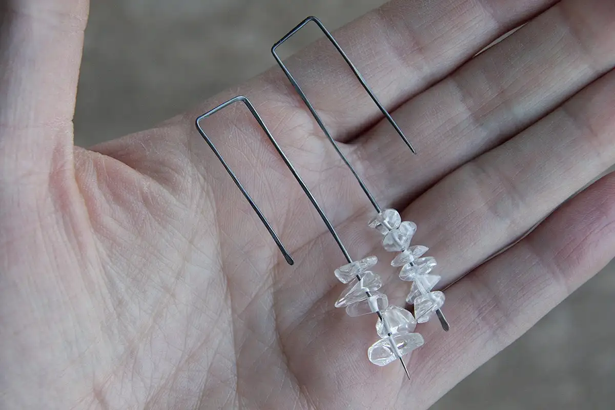 Hielo derretido - pendientes colgantes largos de plata de ley oxidada con virutas de cristal de montaña - Imagen 3