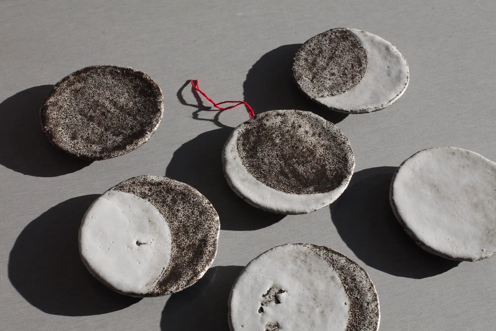 Juego de 6 mini platos colgantes de pared con fases lunares - Imagen 2