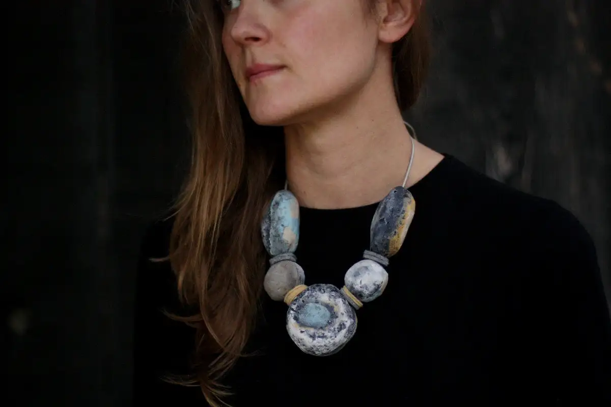 Collar de cerámica a la luz de la luna - raku disparado - listo para enviar OOAK - Imagen 5