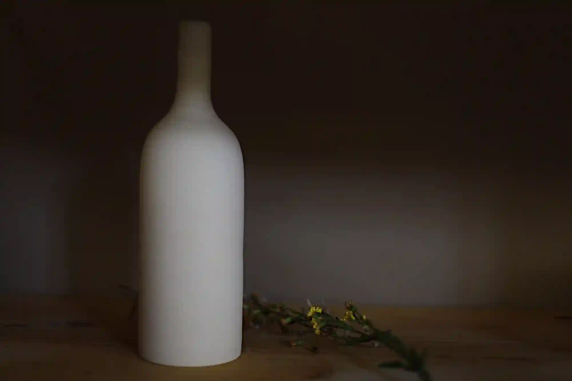 Botella grande blanquecina