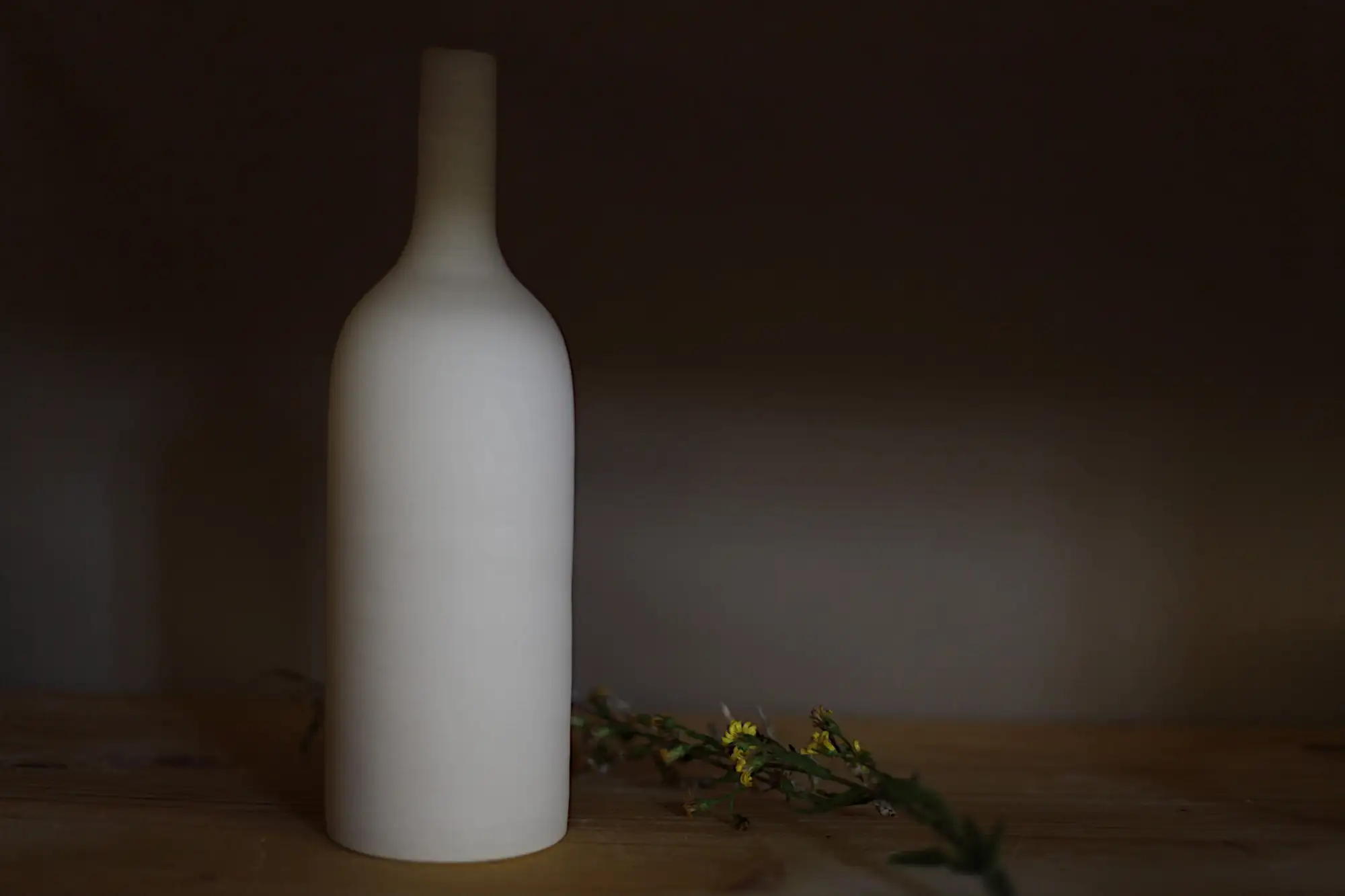 Botella grande blanquecina