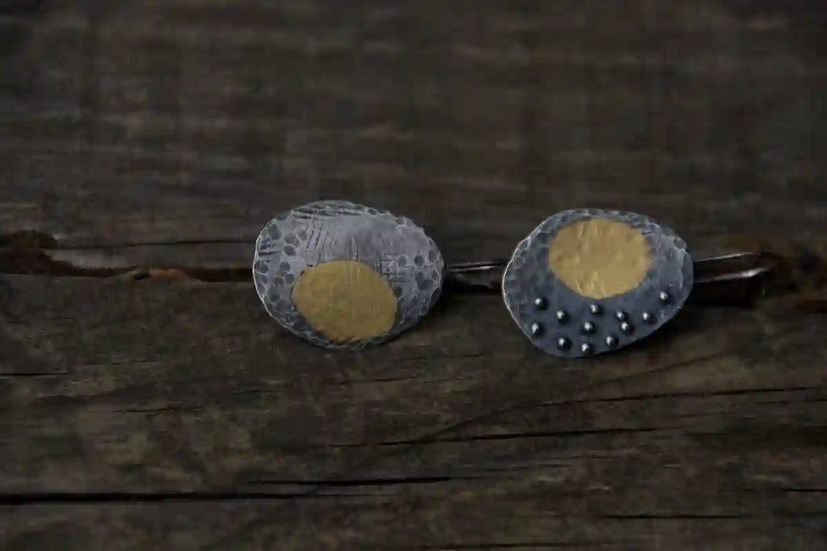Parches de luz - plata de primera ley oxidada y pendientes de oro de 24kt - hechos a pedido
