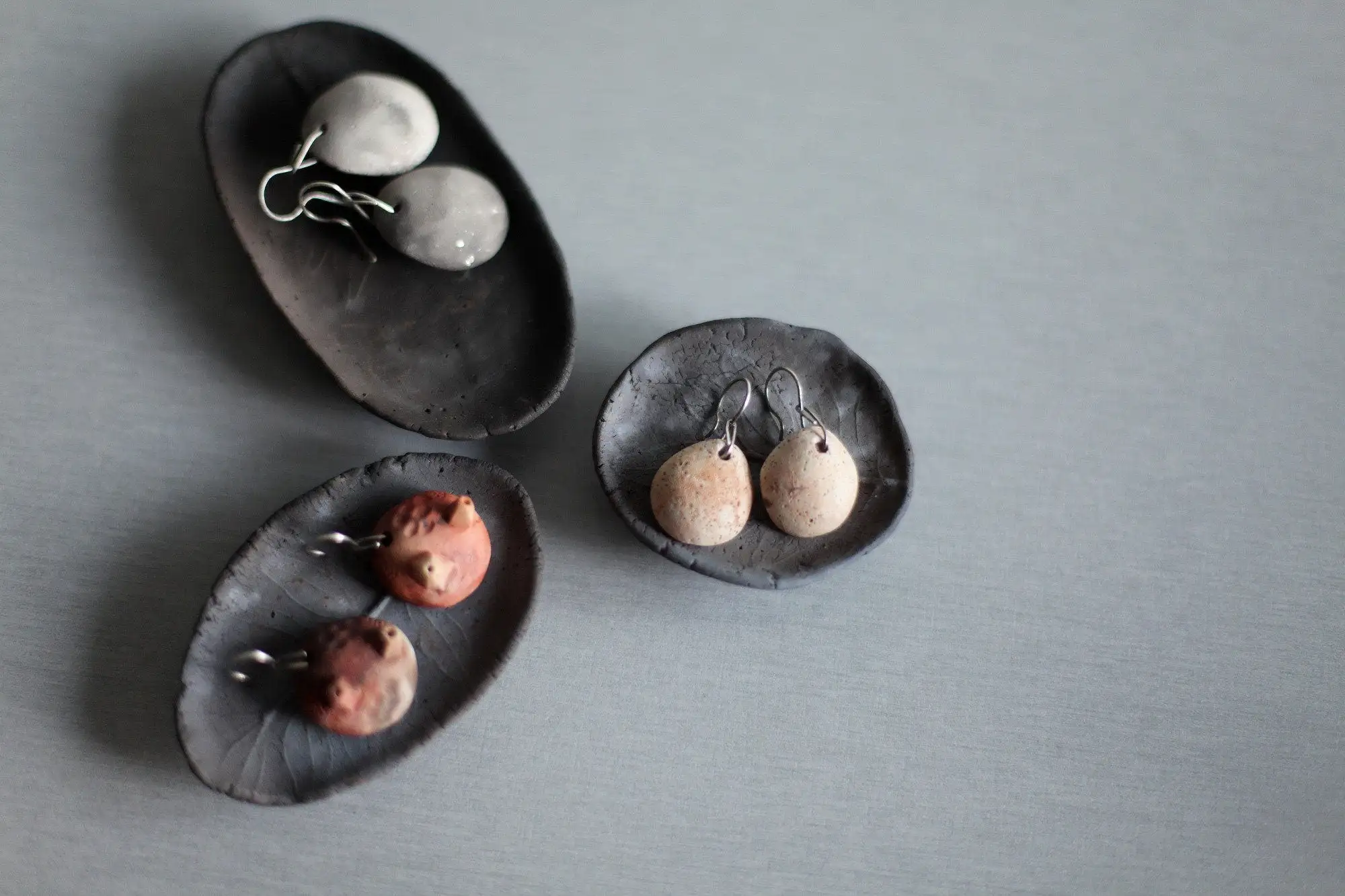 VENTA - Arenisca - pendientes de cerámica esculpidos a mano - levantados de las cenizas - listos para enviar - Imagen 6