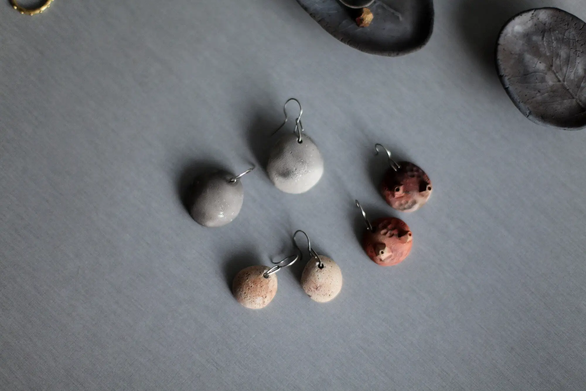 VENTA - Arenisca - pendientes de cerámica esculpidos a mano - levantados de las cenizas - listos para enviar - Imagen 7