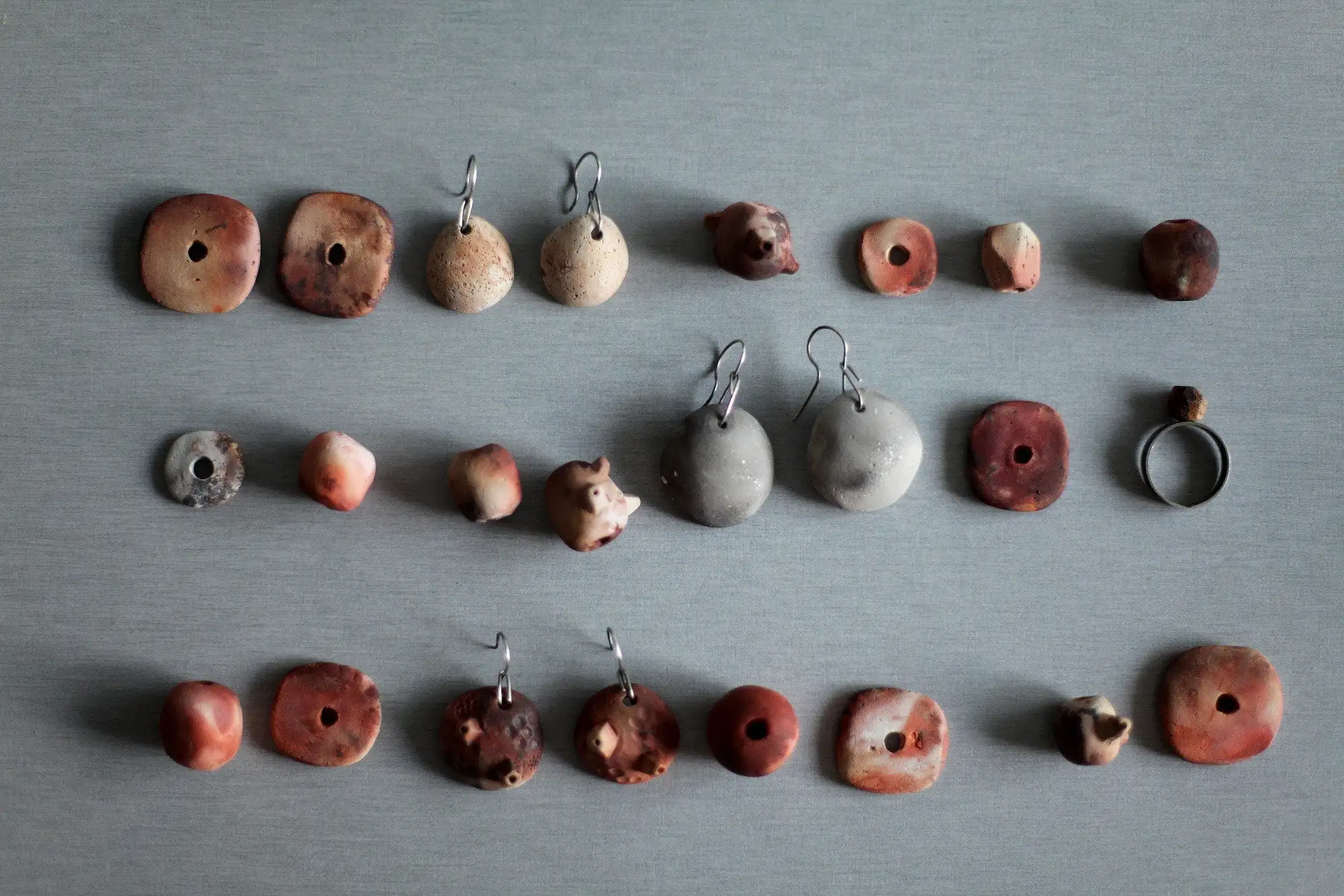VENTA - Arenisca - pendientes de cerámica esculpidos a mano - levantados de las cenizas - listos para enviar - Imagen 8