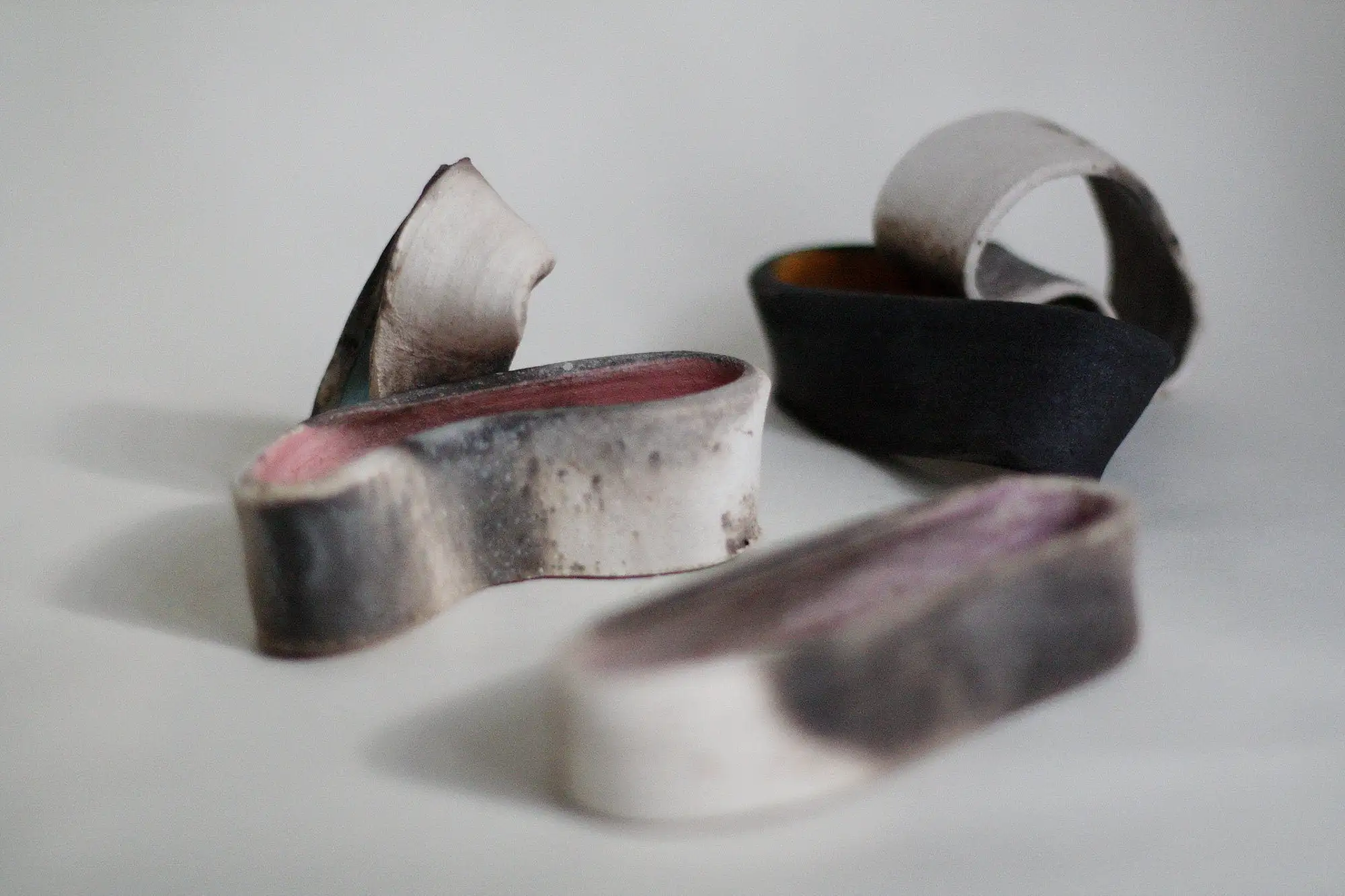 Conjunto de 5 esculturas de cerámica. - Imagen 2