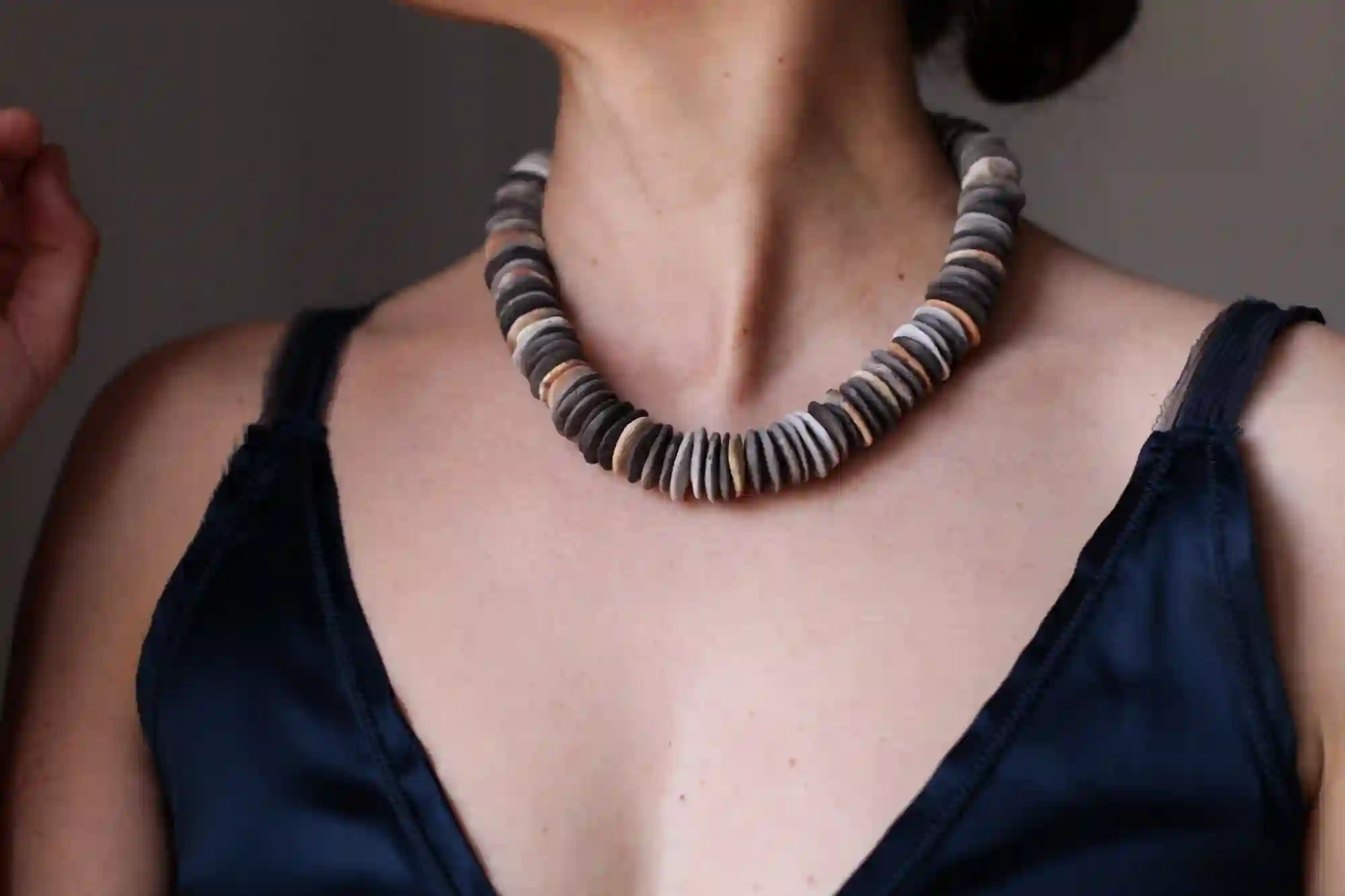 Rebanadas de vida - Levantado de las cenizas - collar de cerámica ooak cocido en pozo - Listo para enviar