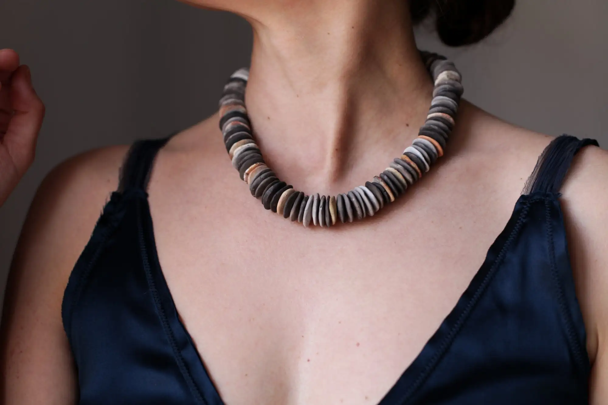 Rebanadas de vida - Levantado de las cenizas - collar de cerámica ooak cocido en pozo - Listo para enviar