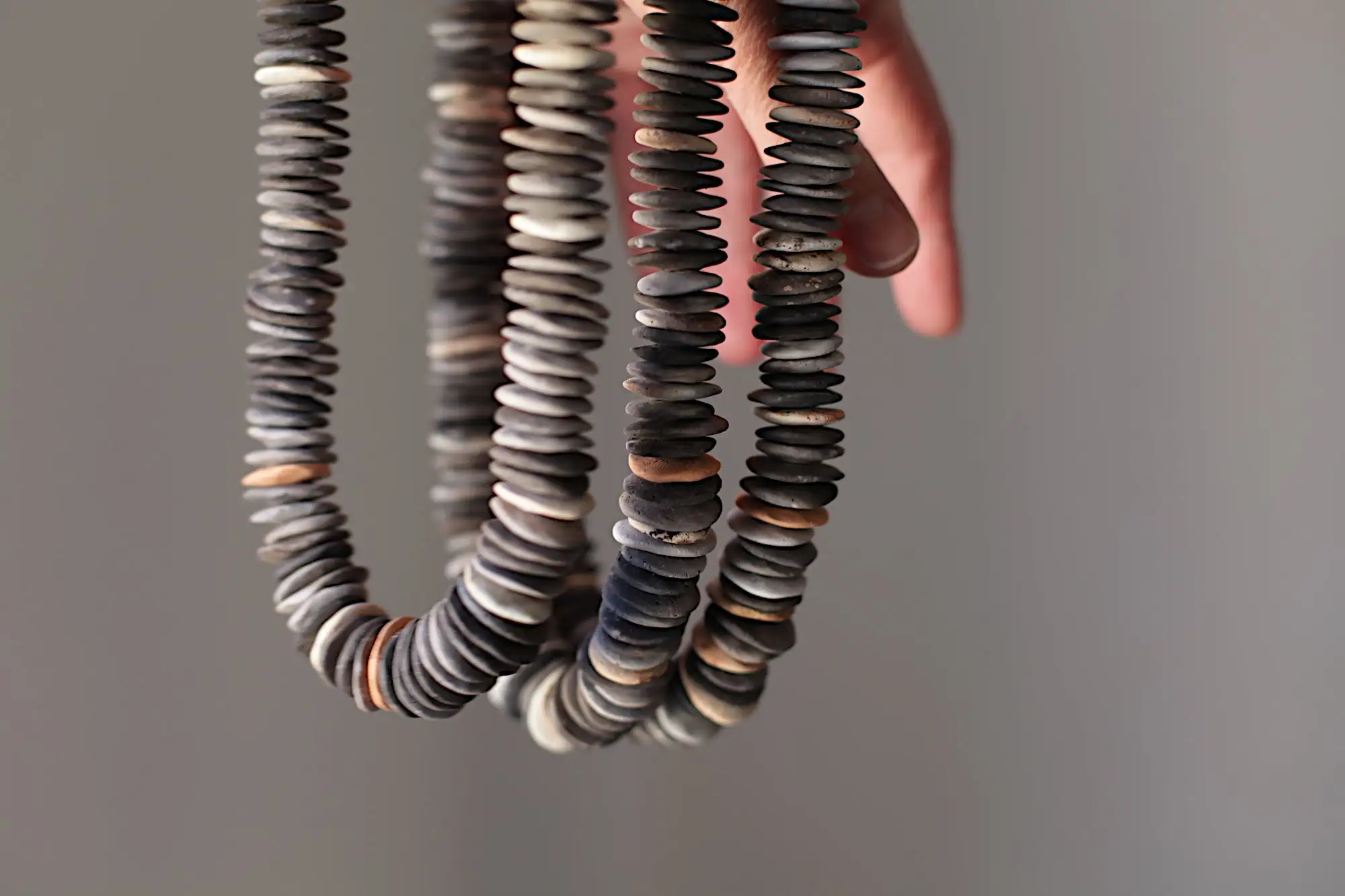 Rebanadas de vida - Levantado de las cenizas - collar de cerámica ooak cocido en pozo - Listo para enviar - Imagen 3