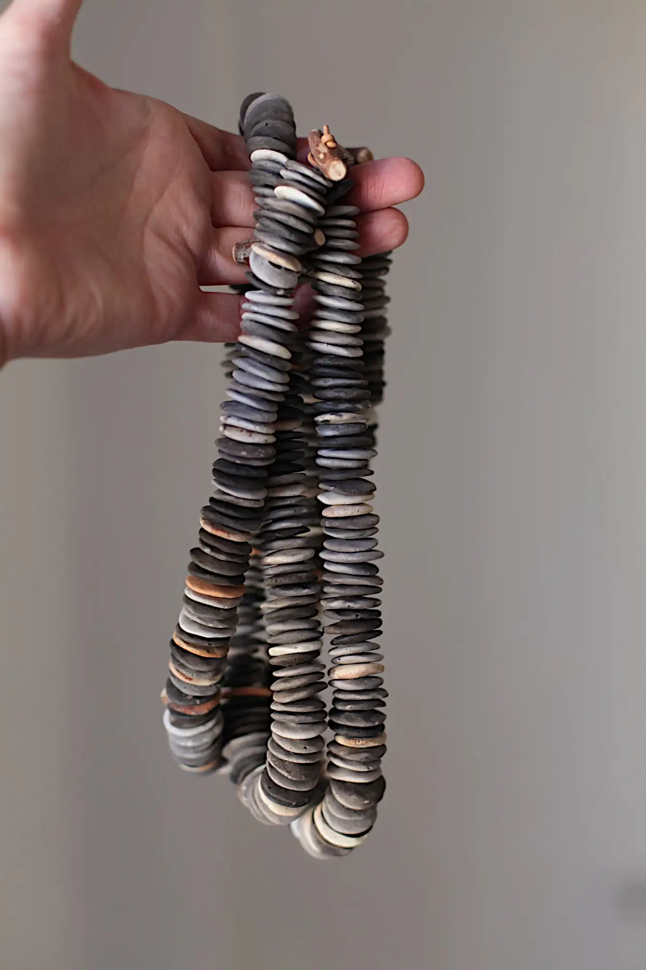Rebanadas de vida - Levantado de las cenizas - collar de cerámica ooak cocido en pozo - Listo para enviar - Imagen 4