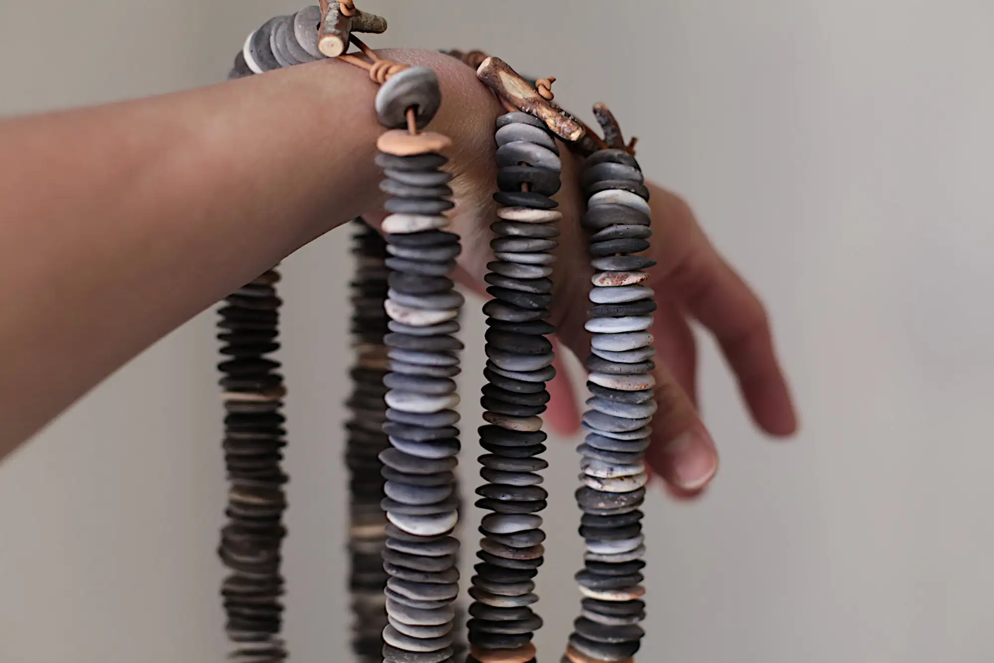 Rebanadas de vida - Levantado de las cenizas - collar de cerámica ooak cocido en pozo - Listo para enviar - Imagen 7