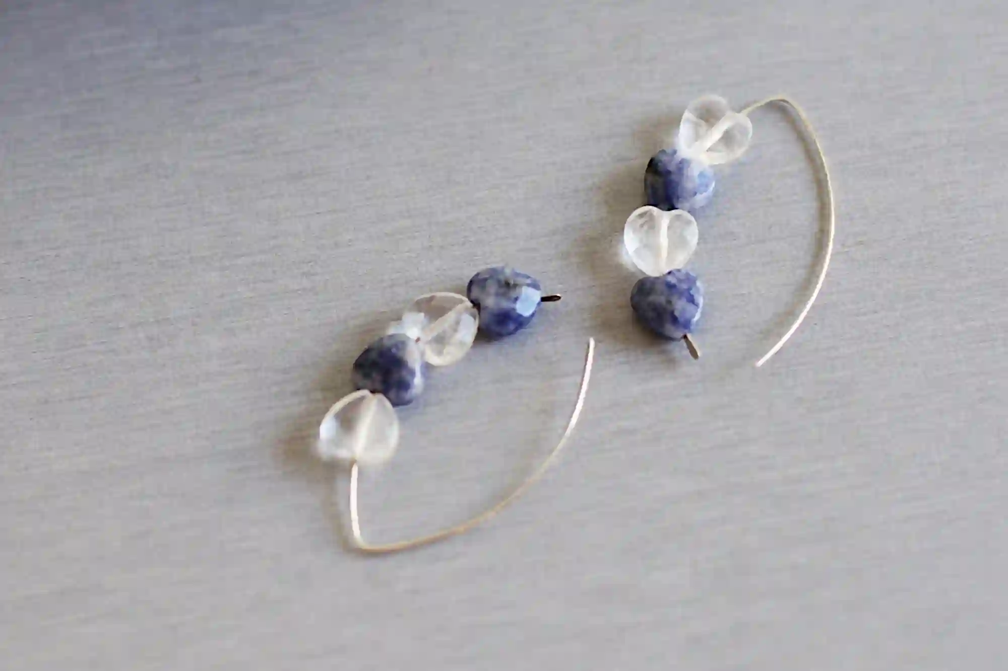 Pendientes de aro abiertos de plata de ley con corazones de cristal Sodalite Mountain