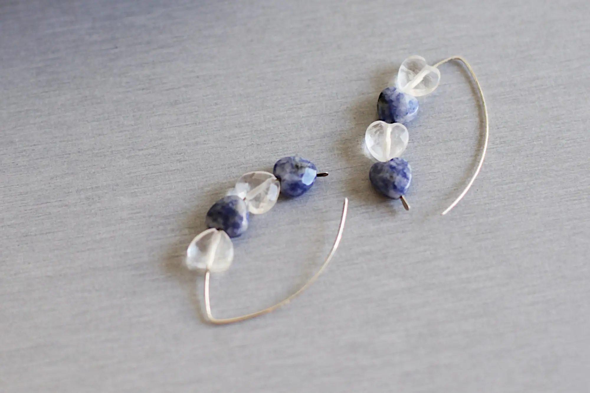 Pendientes de aro abiertos de plata de ley con corazones de cristal Sodalite Mountain
