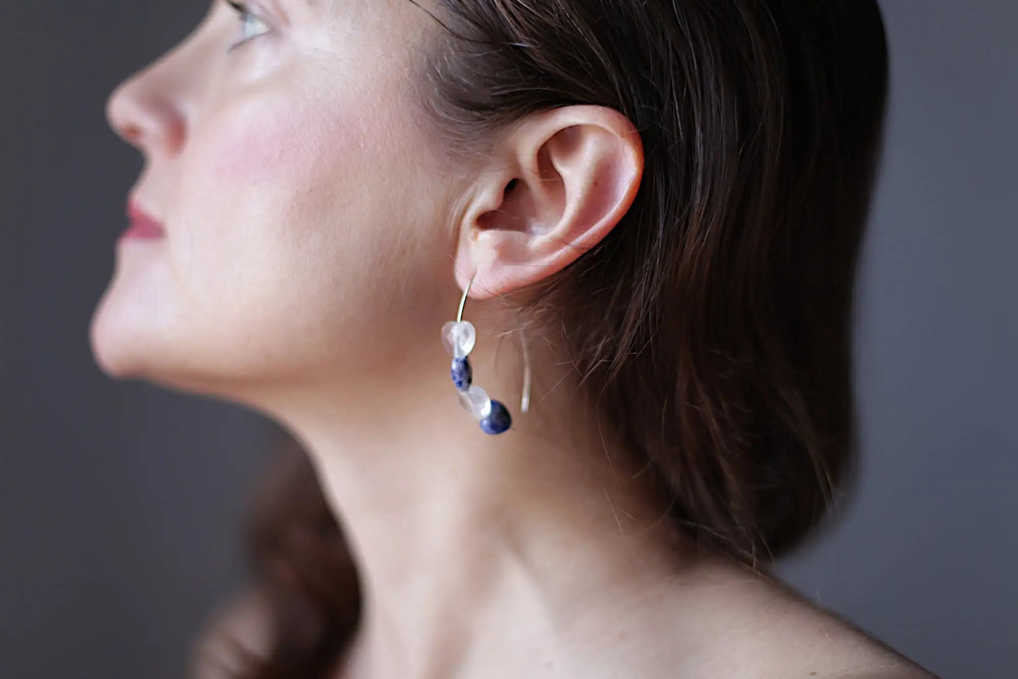 Pendientes de aro abiertos de plata de ley con corazones de cristal Sodalite Mountain - Imagen 2