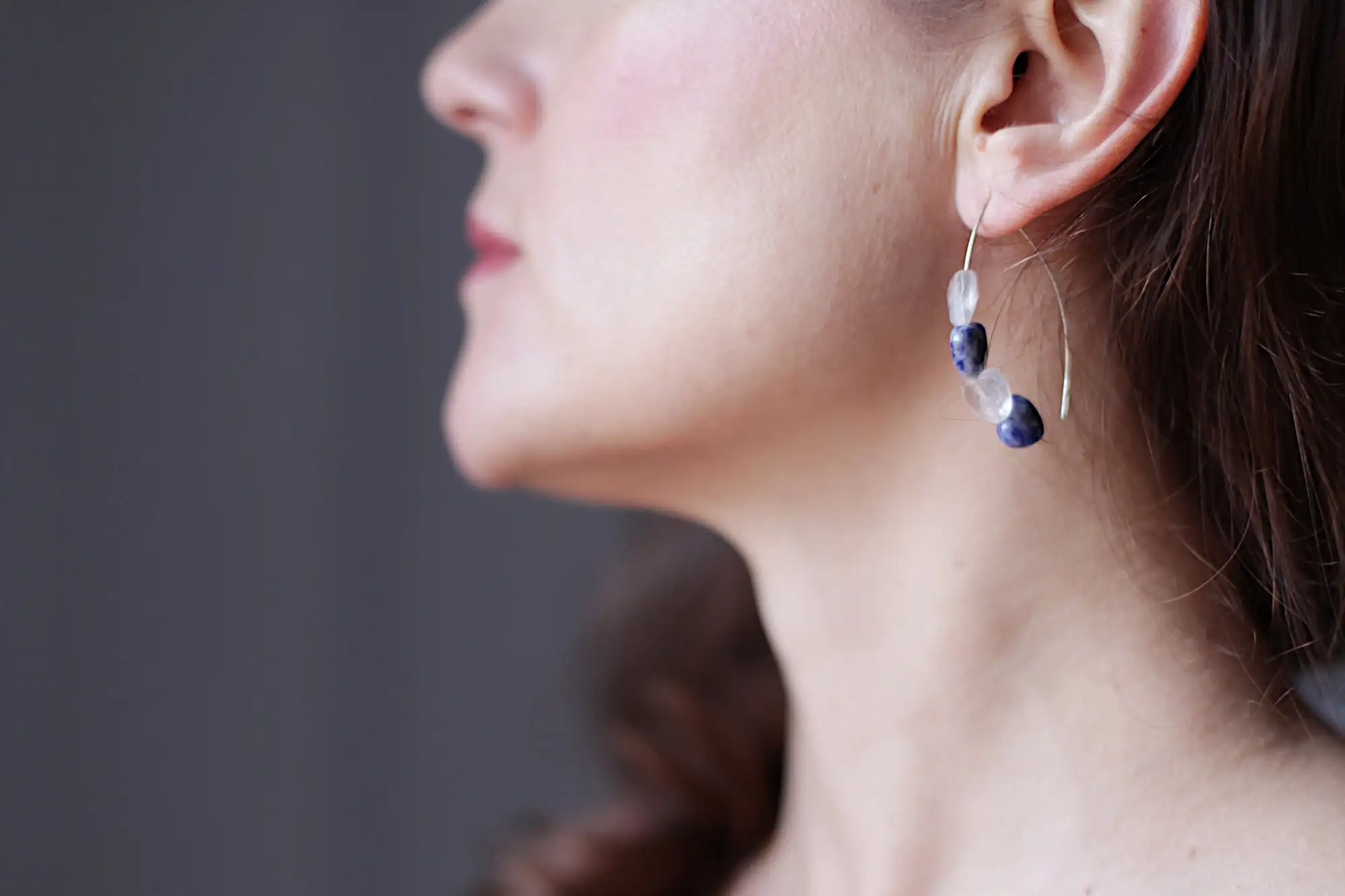 Pendientes de aro abiertos de plata de ley con corazones de cristal Sodalite Mountain - Imagen 3
