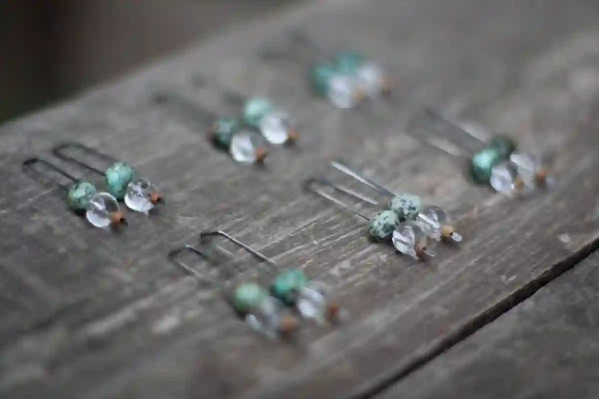Pendientes colgantes de turquesa, cristal de montaña y madera de sándalo - plata de ley oxidada