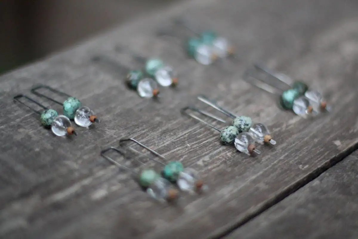 Pendientes colgantes de turquesa, cristal de montaña y madera de sándalo - plata de ley oxidada