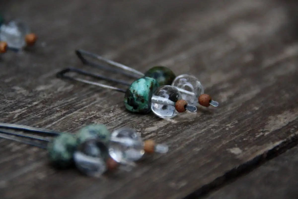 Pendientes colgantes de turquesa, cristal de montaña y madera de sándalo - plata de ley oxidada - Imagen 2
