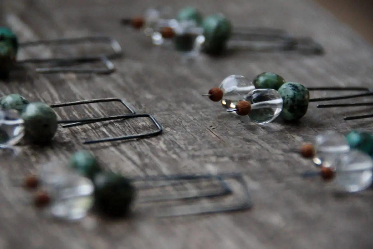Pendientes colgantes de turquesa, cristal de montaña y madera de sándalo - plata de ley oxidada - Imagen 6