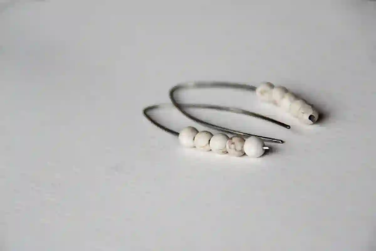 Turquesa blanca - pendientes aros abiertos de plata de primera ley