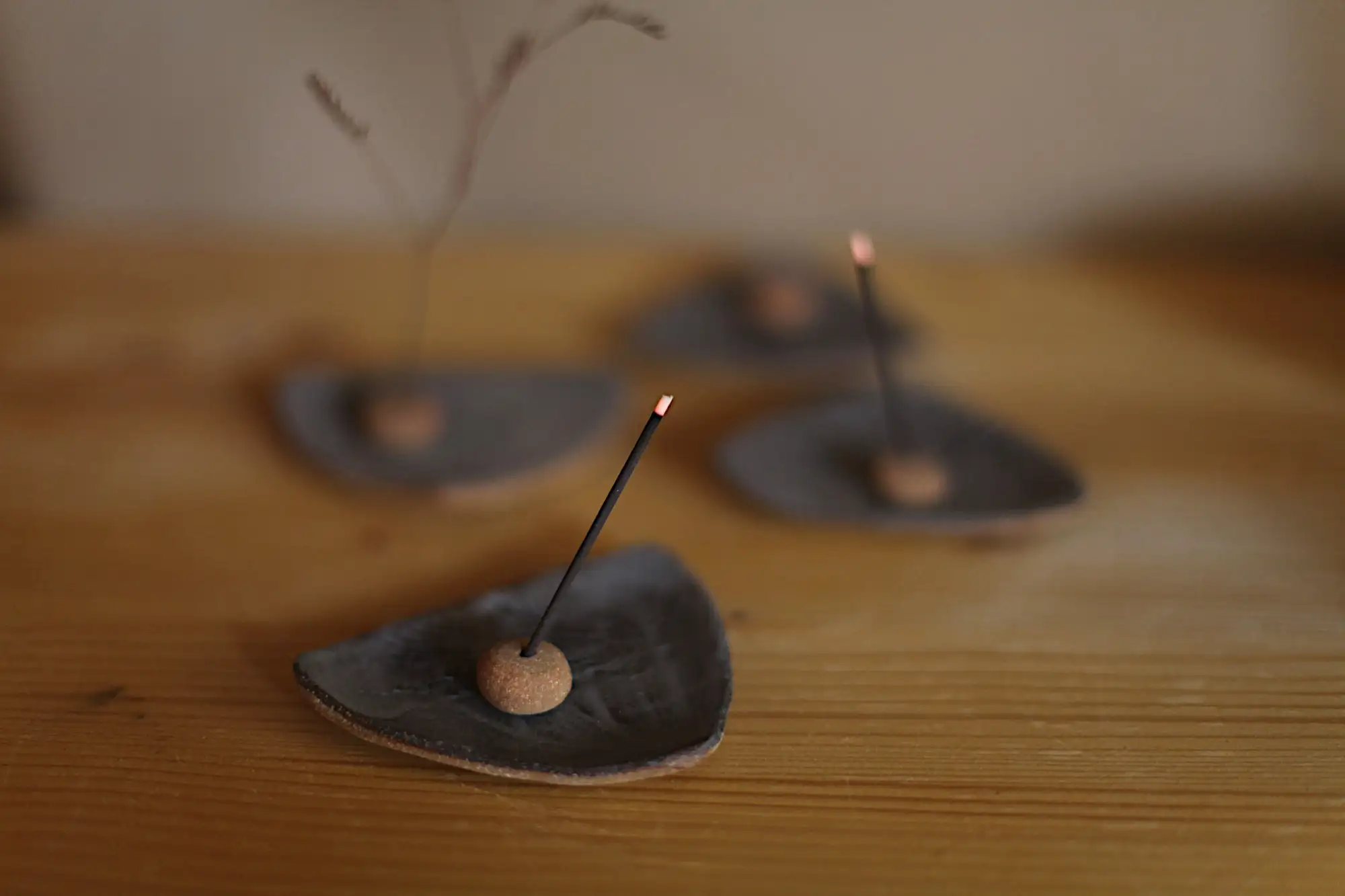 Wood grain textured ceramic dish, incense holder - Image 2