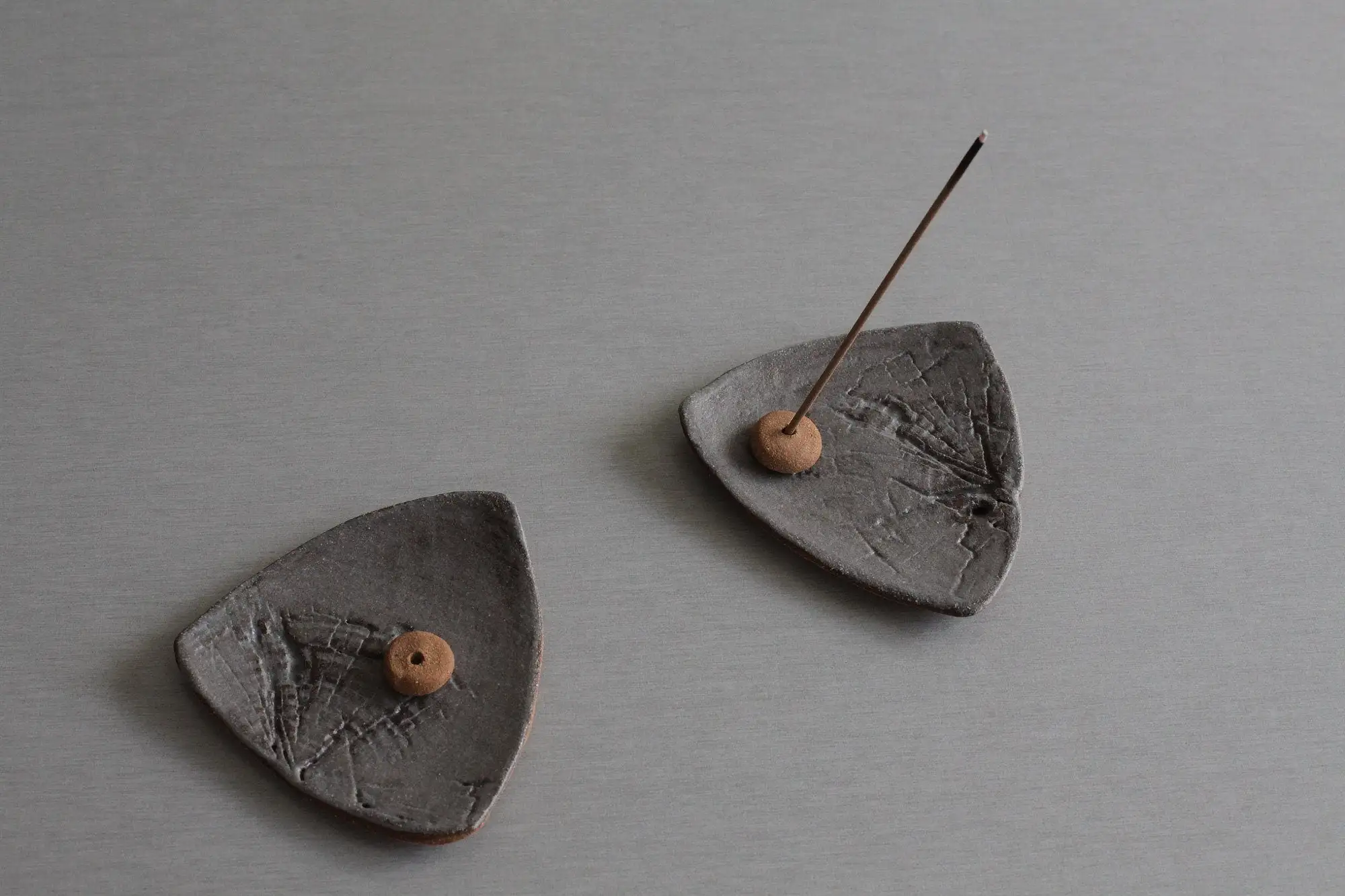 Wood grain textured ceramic dish, incense holder - Image 4