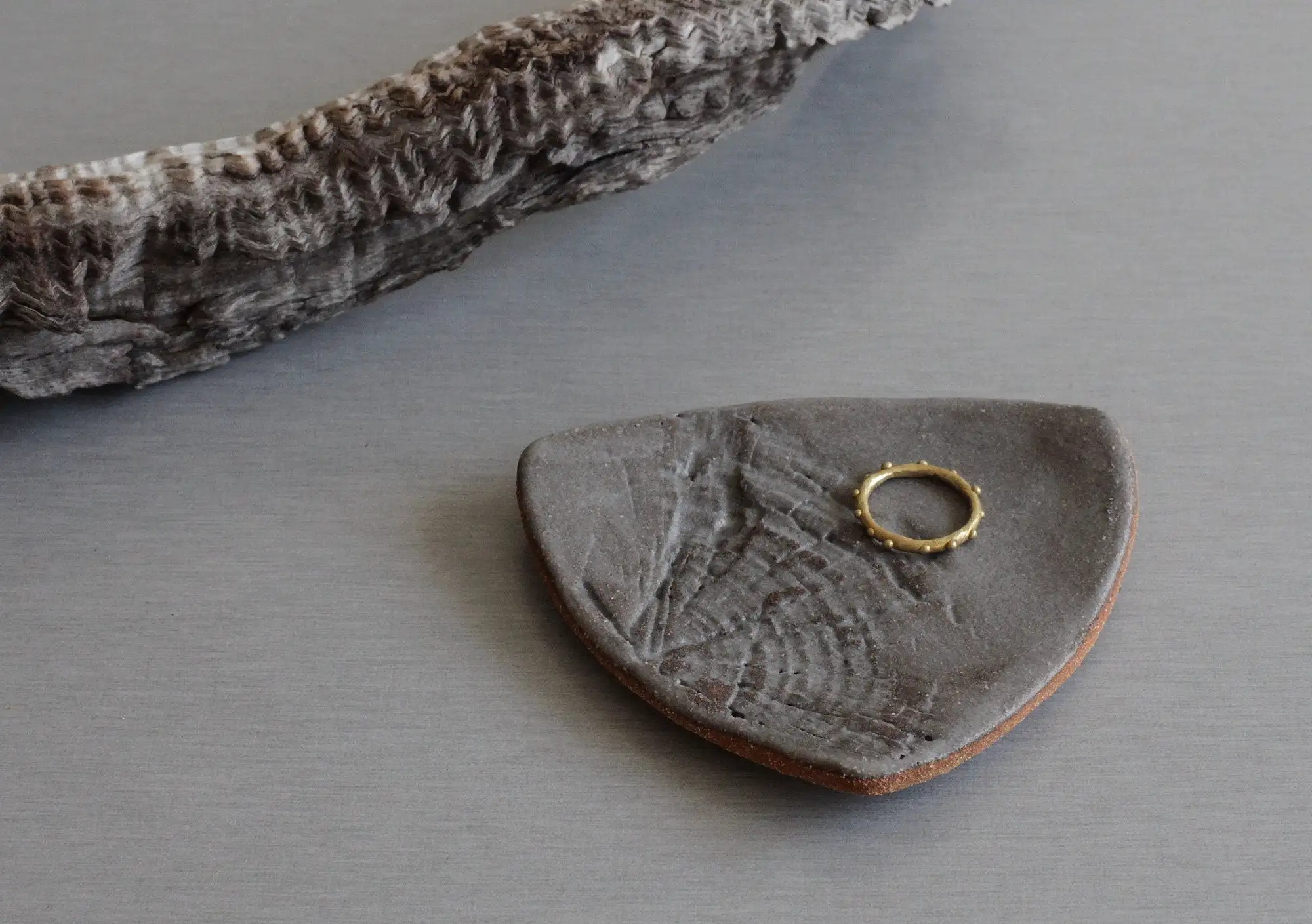 Wood grain textured ceramic dish, incense holder - Image 6